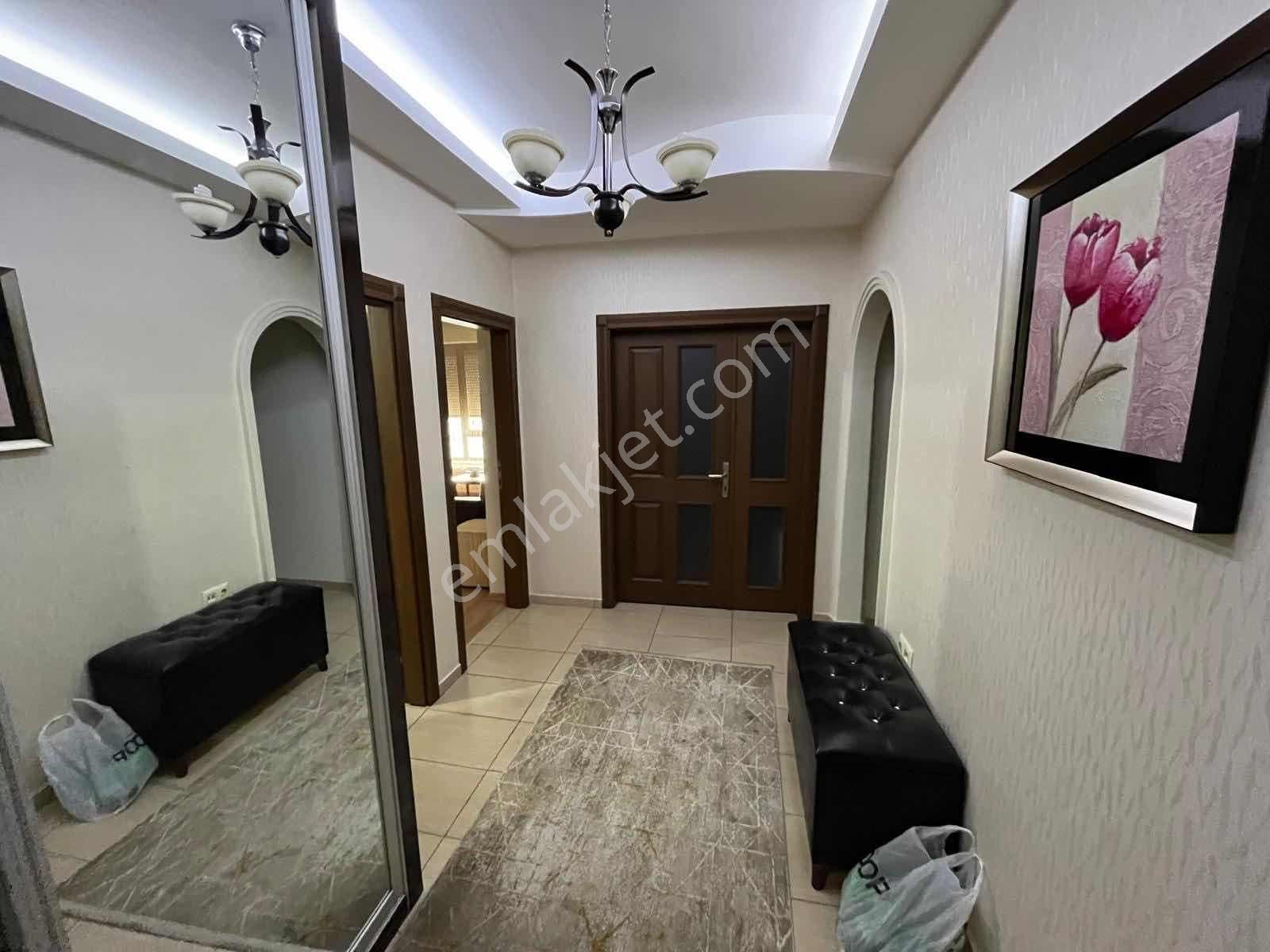 Tried - Uğurevler'de Ana Cadde Üzerinde Geniş 3+1 Lüks Daire