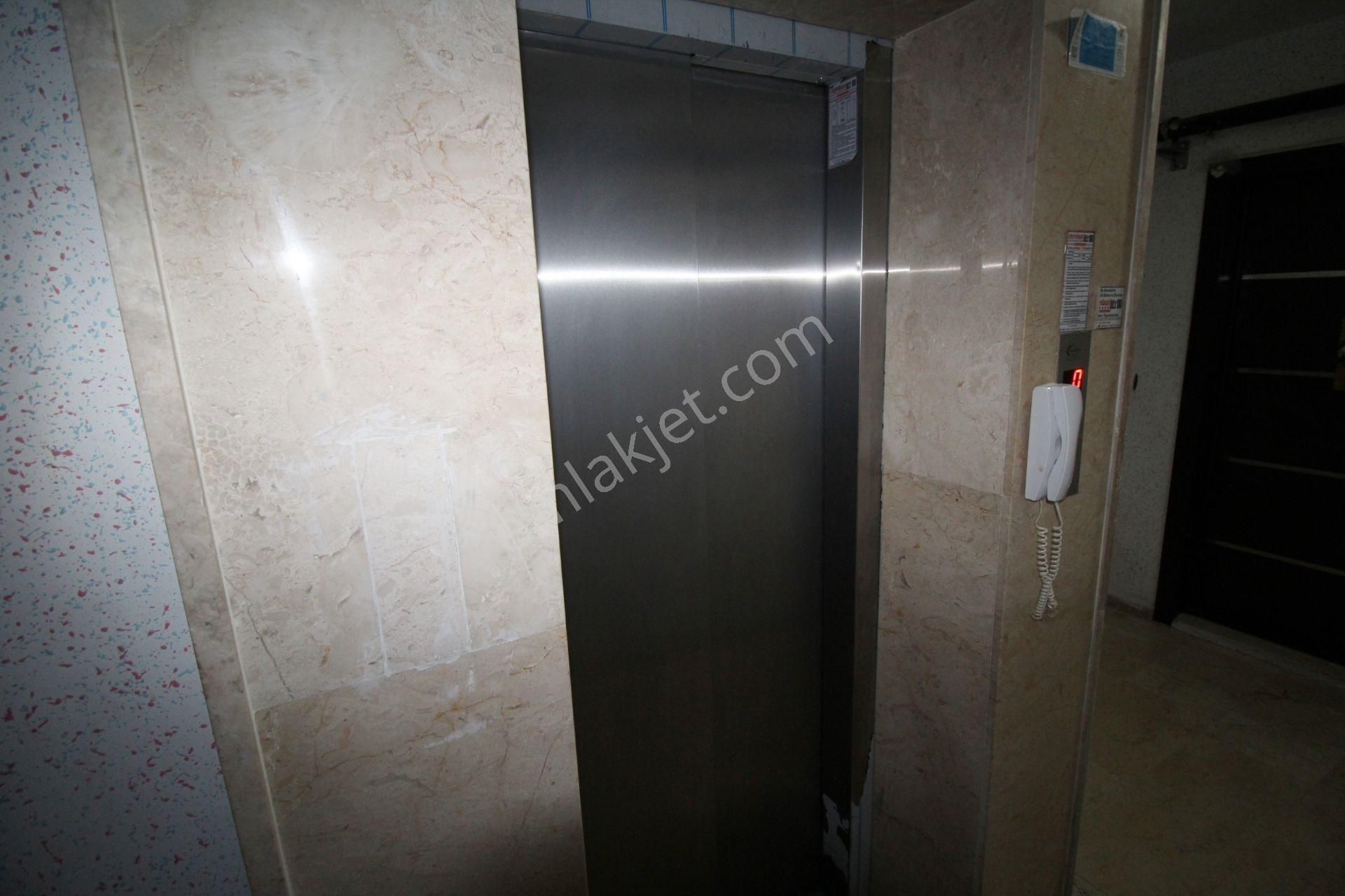 Krc'den Şehitler Caddesine 1 Bina Mesafede Okula Ve Otobüs Durağına Yakın Konumda 3+1 Satılık Daire - Görsel 16