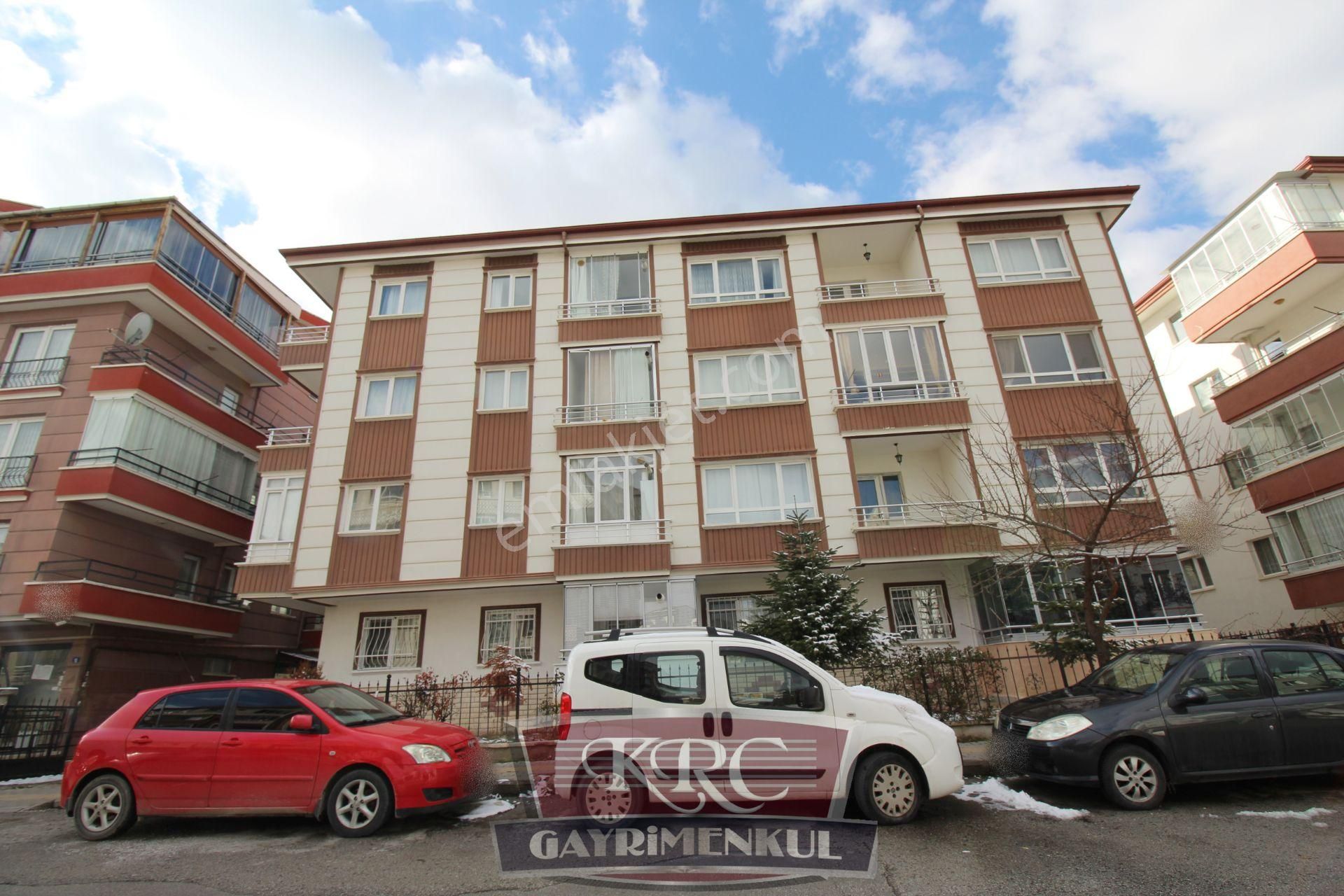 Krc'den Şehitler Caddesine 1 Bina Mesafede Okula Ve Otobüs Durağına Yakın Konumda 3+1 Satılık Daire