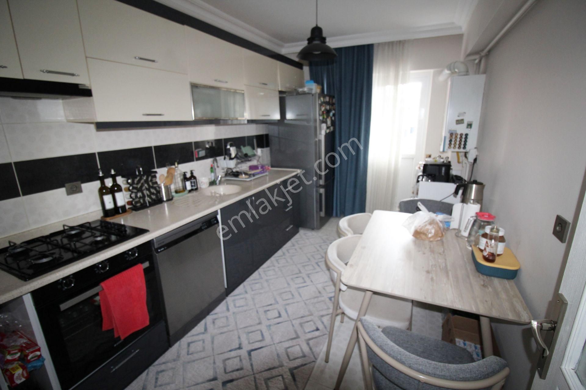 Krc'den Şehitler Caddesine 1 Bina Mesafede Okula Ve Otobüs Durağına Yakın Konumda 3+1 Satılık Daire - Görsel 4