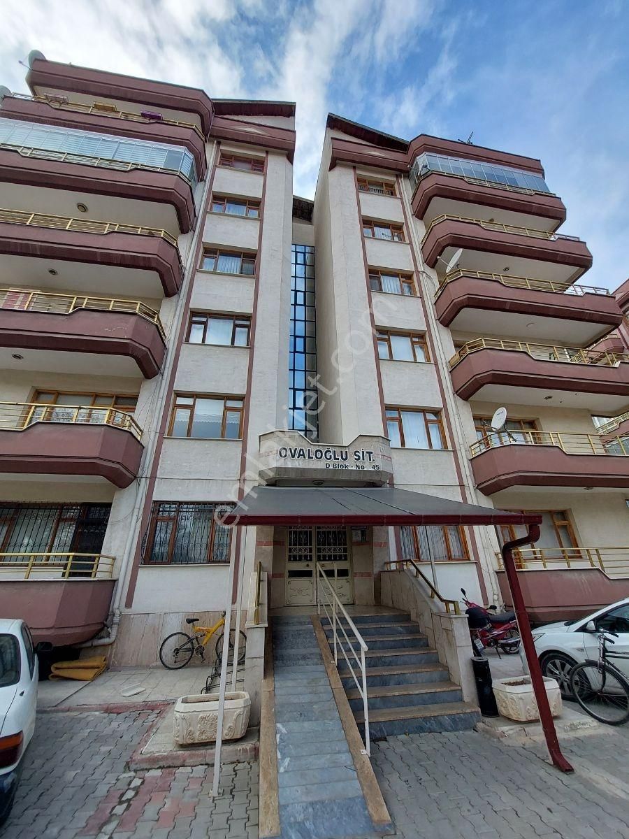 Nakipoğlu'nda Merkezi Konumda, Geniş Ve Masrafsız Kiralık Daire.