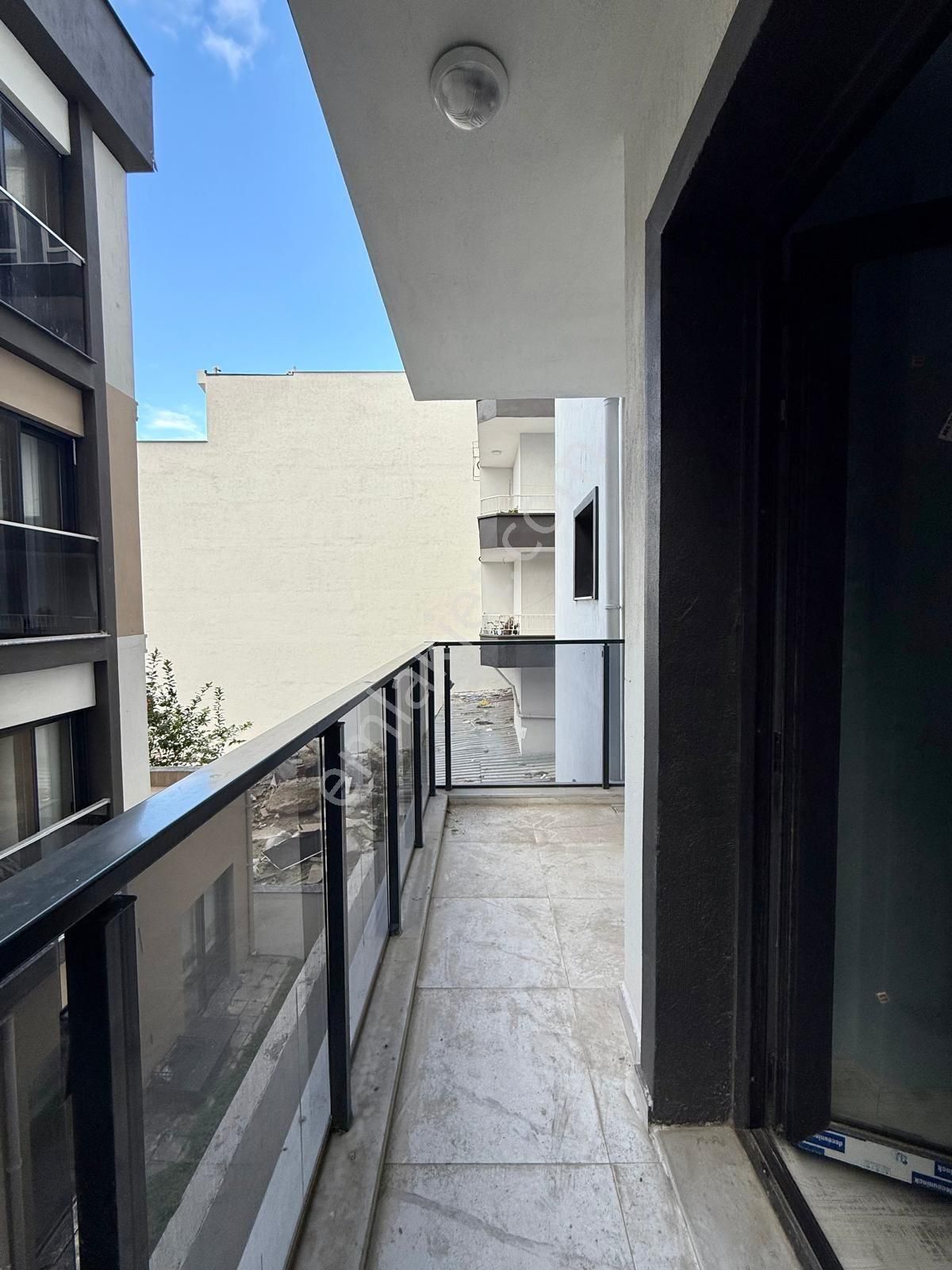 Kuşadasının Tam Merkezinde Yeni Bina Satılık 1+1 Daire !! - Görsel 3