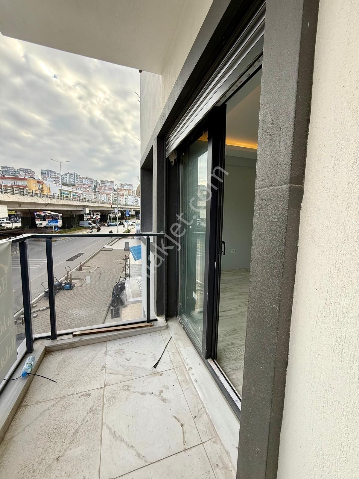 Kuşadasının Tam Merkezinde Yeni Bina Satılık 1+1 Daire !! - Görsel 16