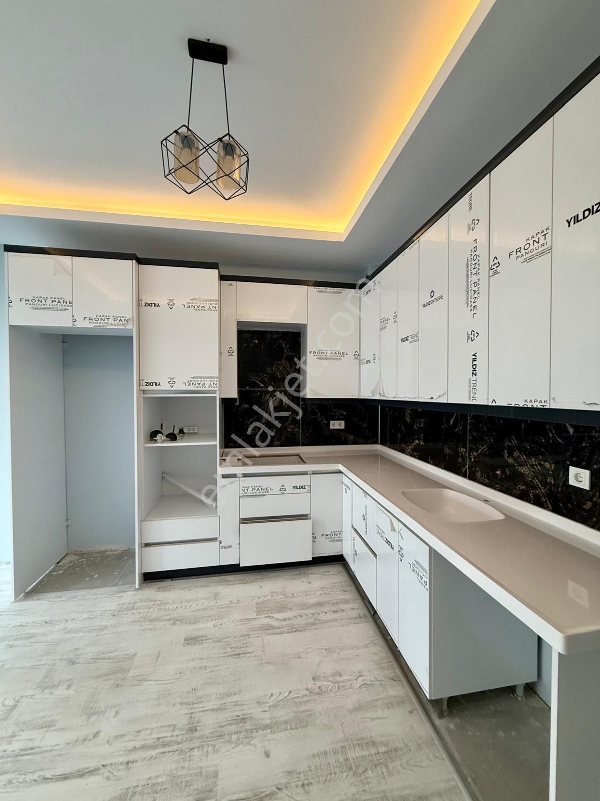 Kuşadasının Tam Merkezinde Yeni Bina Satılık 1+1 Daire !!