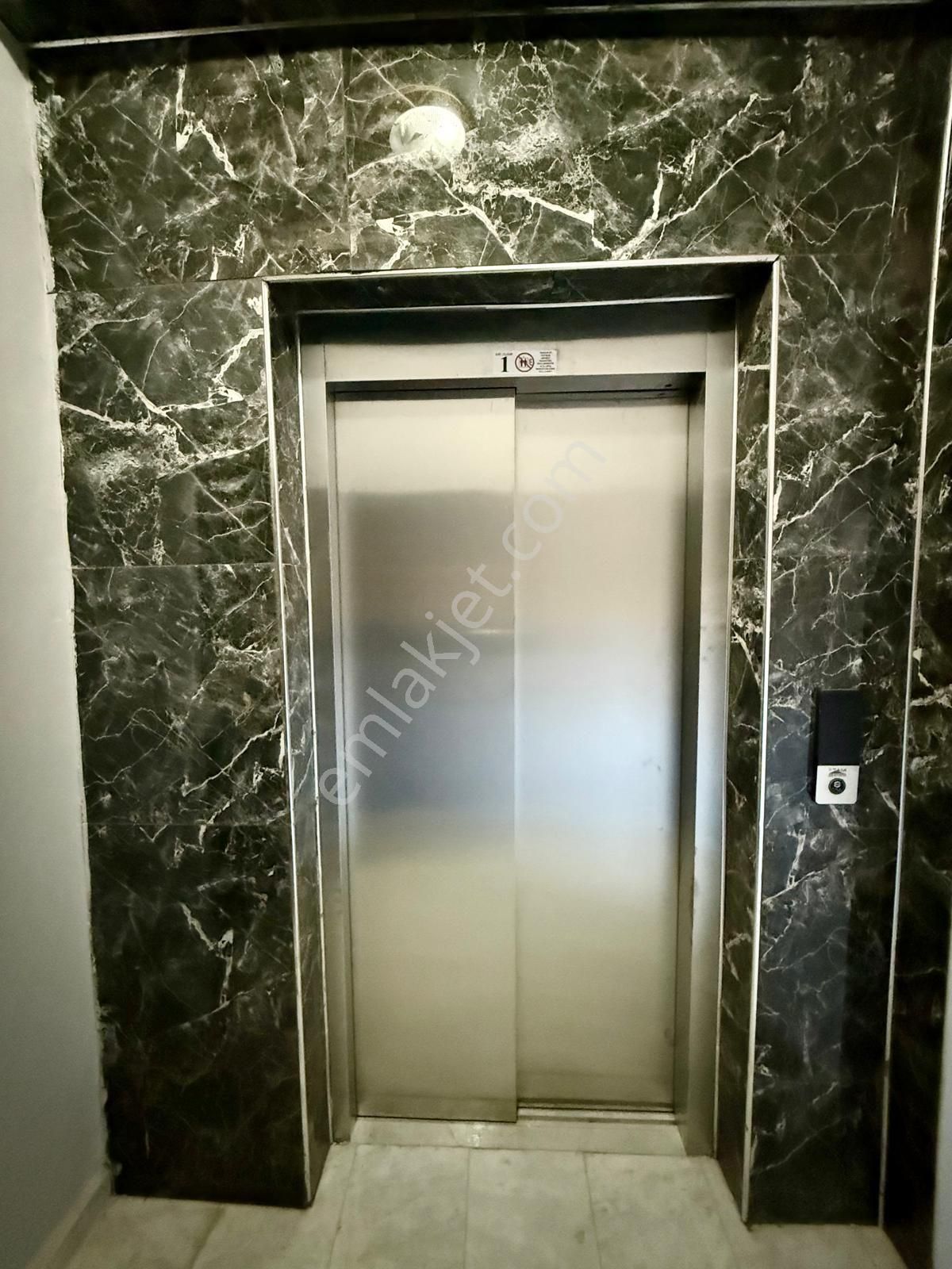 Kuşadasının Tam Merkezinde Yeni Bina Satılık 1+1 Daire !! - Görsel 18