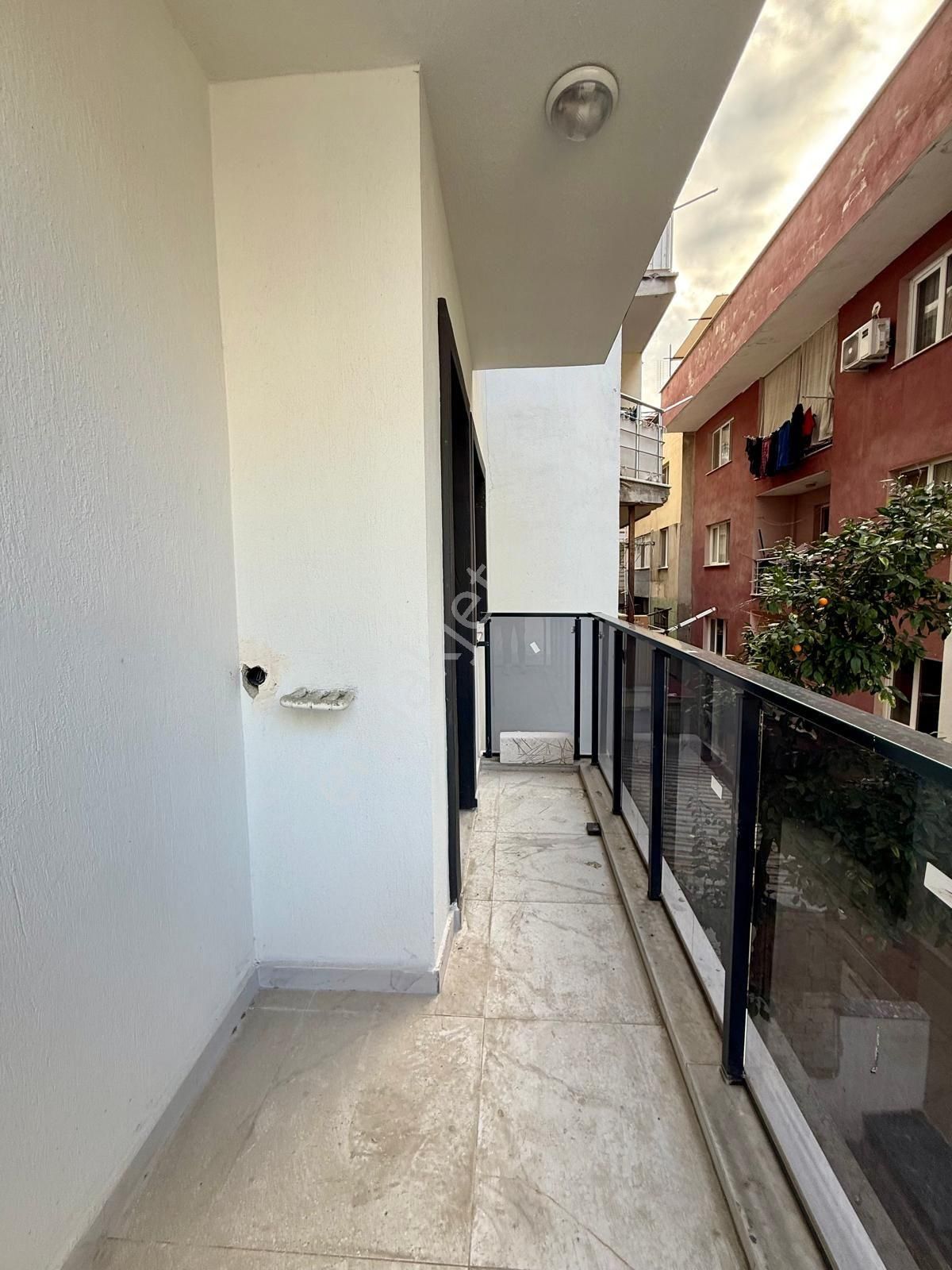 Kuşadasının Tam Merkezinde Yeni Bina Satılık 1+1 Daire !! - Görsel 15