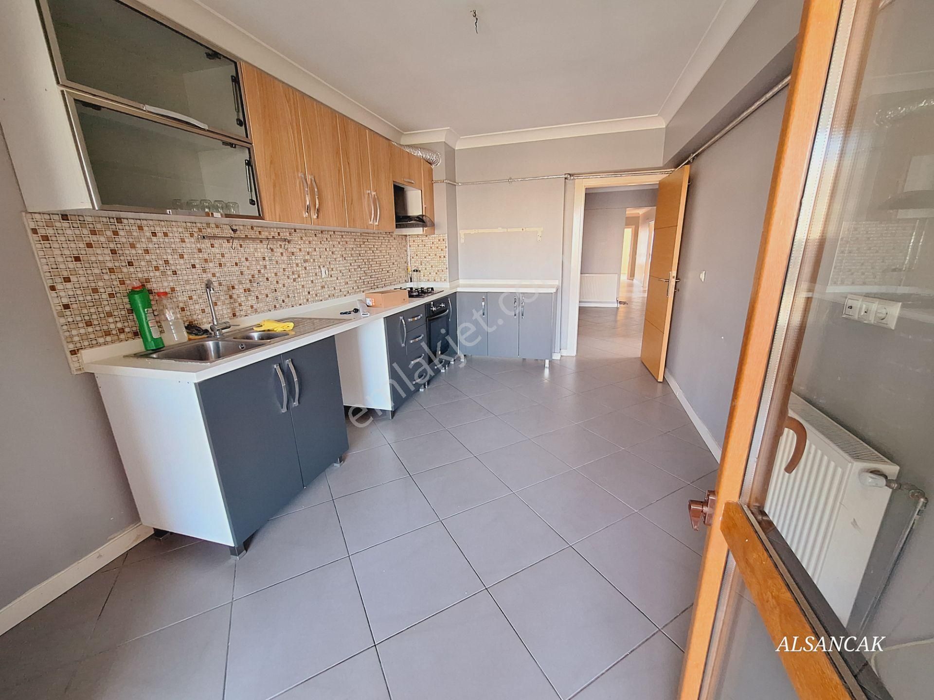 Ahi Mesut Merkezde 4+1 Orta Kat Satılık Daire 2 Banyo 2 Balkonlu - Görsel 2