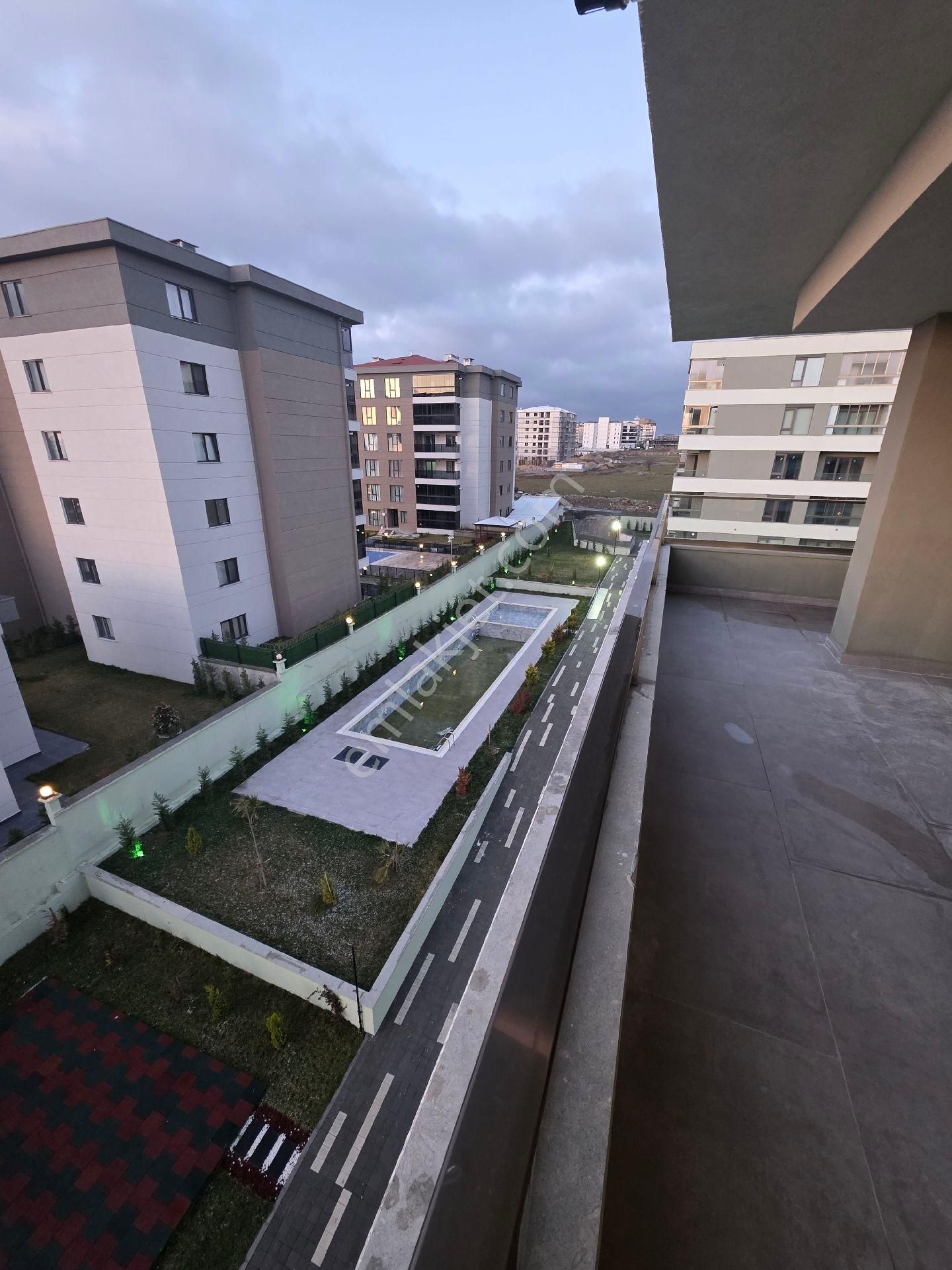 Çerkezköy Tepe Adalet Konaklarında Ara Kat Satılık 3+1