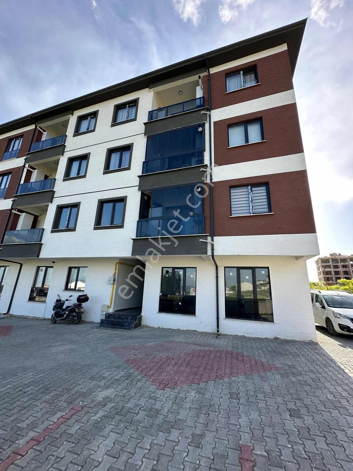 Bera Gayrimenkul'den Karalar Yoluna Yakın Site İçi Satılık Daire