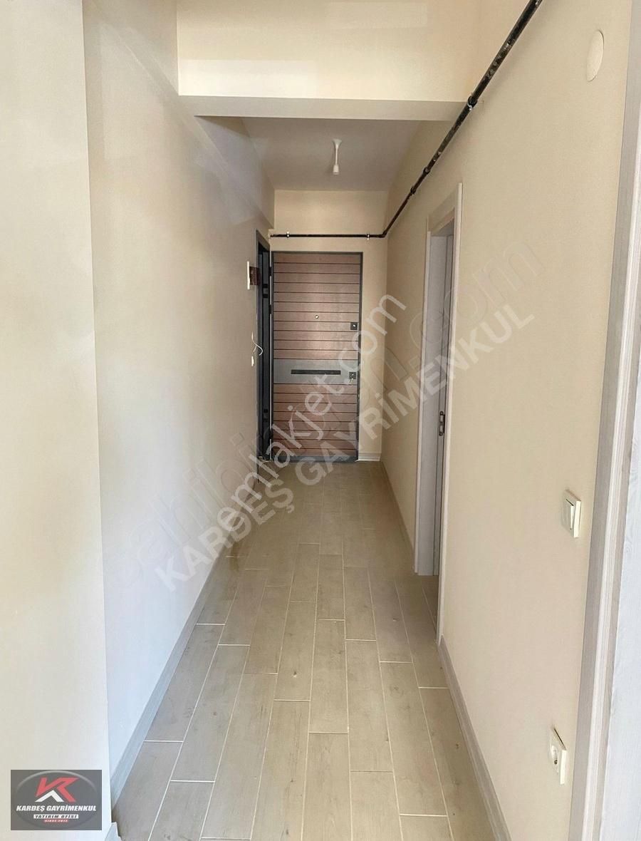 Altınovanın Kalbinde Cadde Üzerinde 1+1,3+1geniş Daire,ofisler - Görsel 18