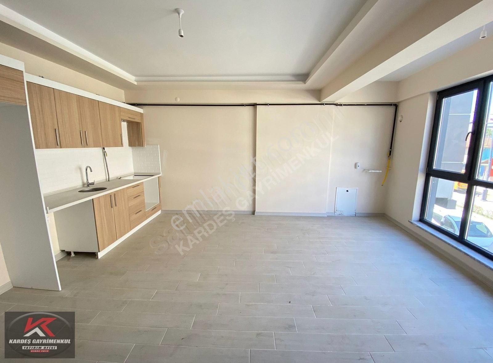 Altınovanın Kalbinde Cadde Üzerinde 1+1,3+1geniş Daire,ofisler - Görsel 11