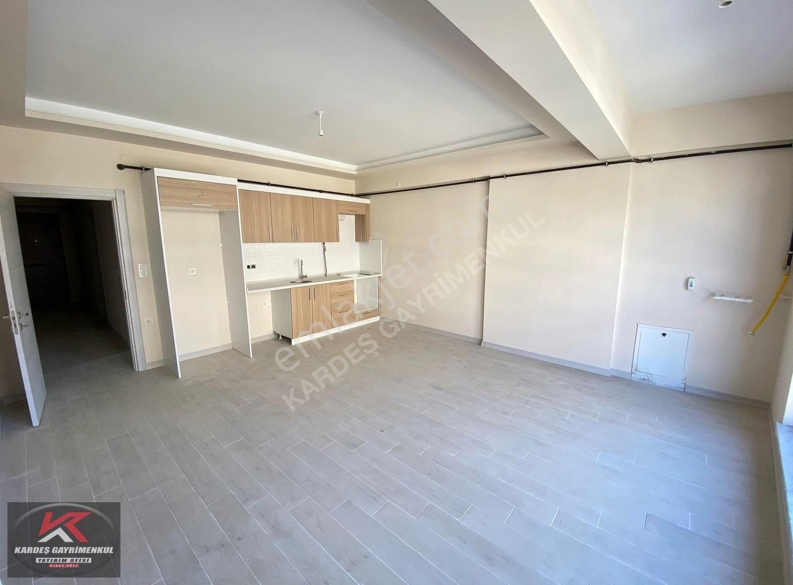 Altınovanın Kalbinde Cadde Üzerinde 1+1,3+1geniş Daire,ofisler - Görsel 6