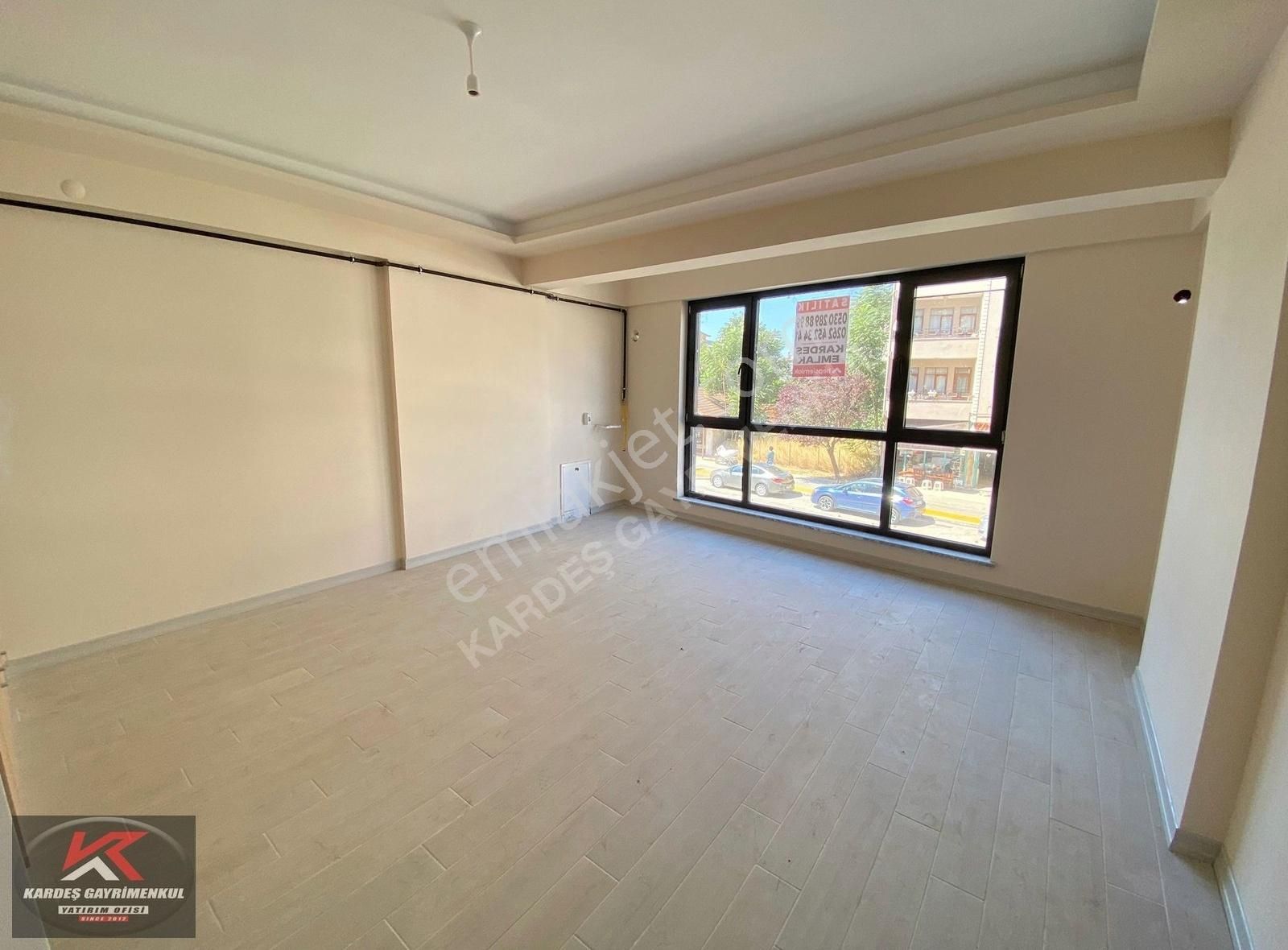 Altınovanın Kalbinde Cadde Üzerinde 1+1,3+1geniş Daire,ofisler - Görsel 12