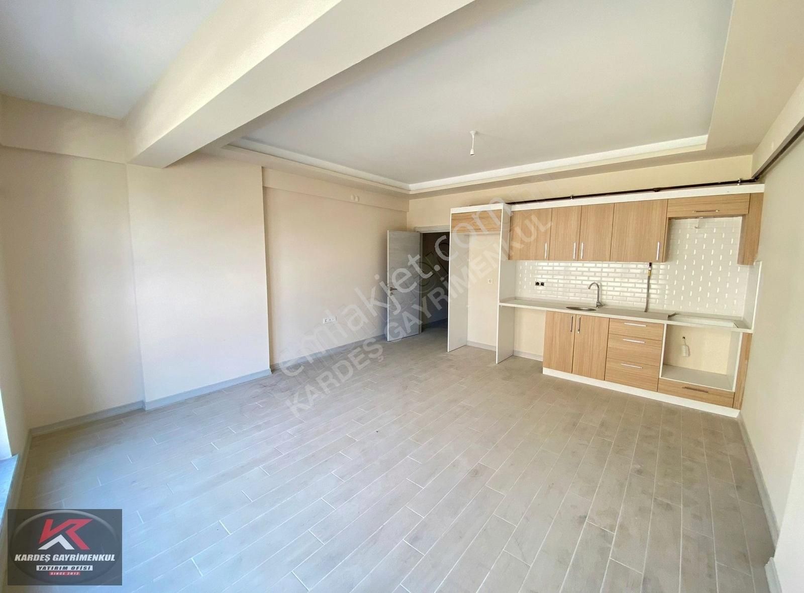 Altınovanın Kalbinde Cadde Üzerinde 1+1,3+1geniş Daire,ofisler - Görsel 2