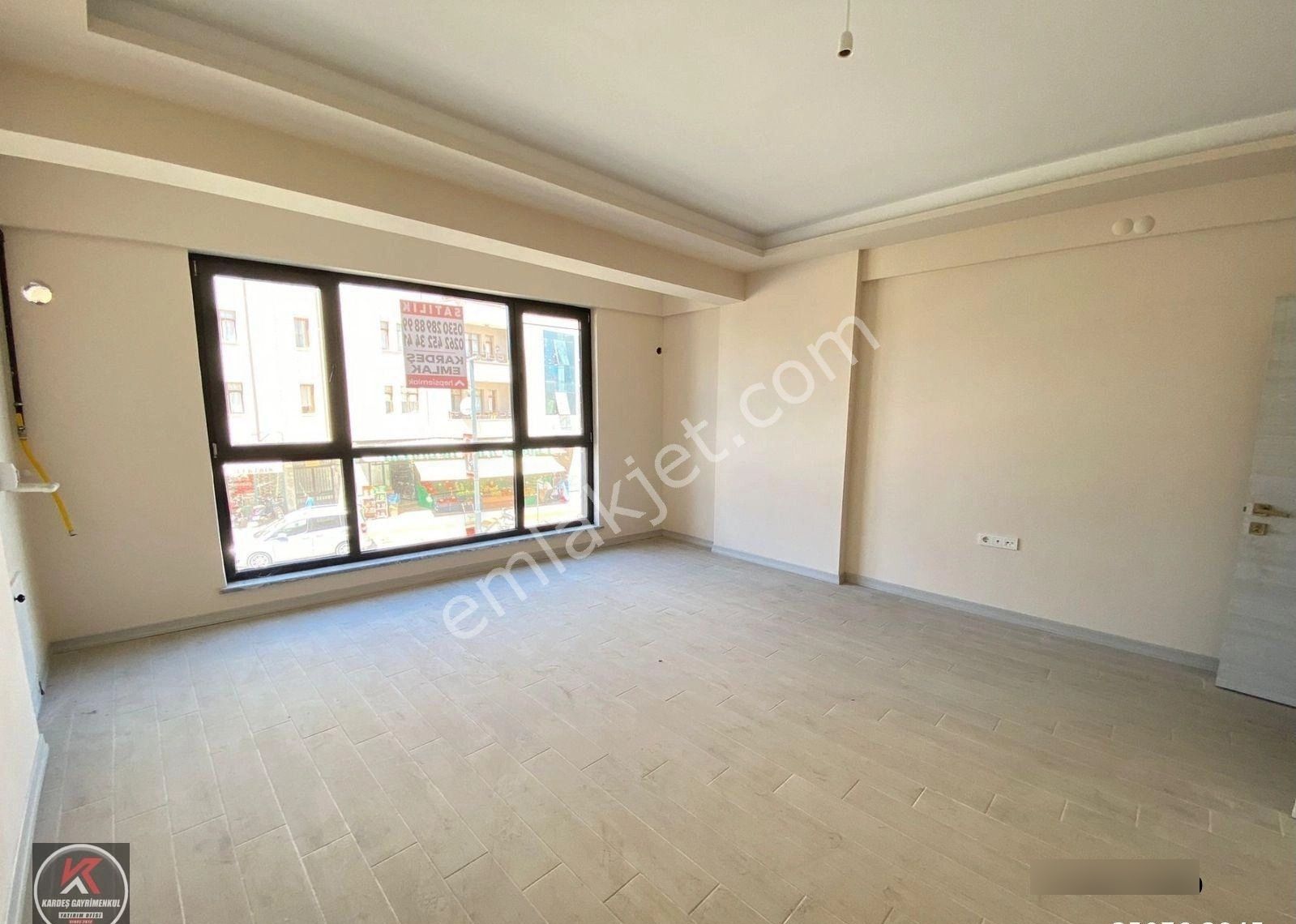 Altınovanın Kalbinde Cadde Üzerinde 1+1,3+1geniş Daire,ofisler - Görsel 18