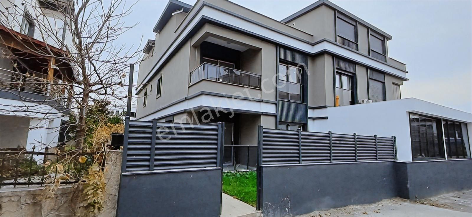 Aliağa Yalıda Pilajlarda Satılık Müstakil Bahçeli Tripleks Villa