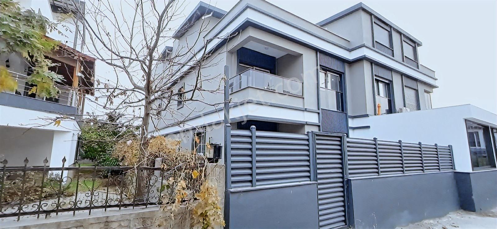 Aliağa Yalıda Pilajlarda Satılık Müstakil Bahçeli Tripleks Villa - Görsel 9