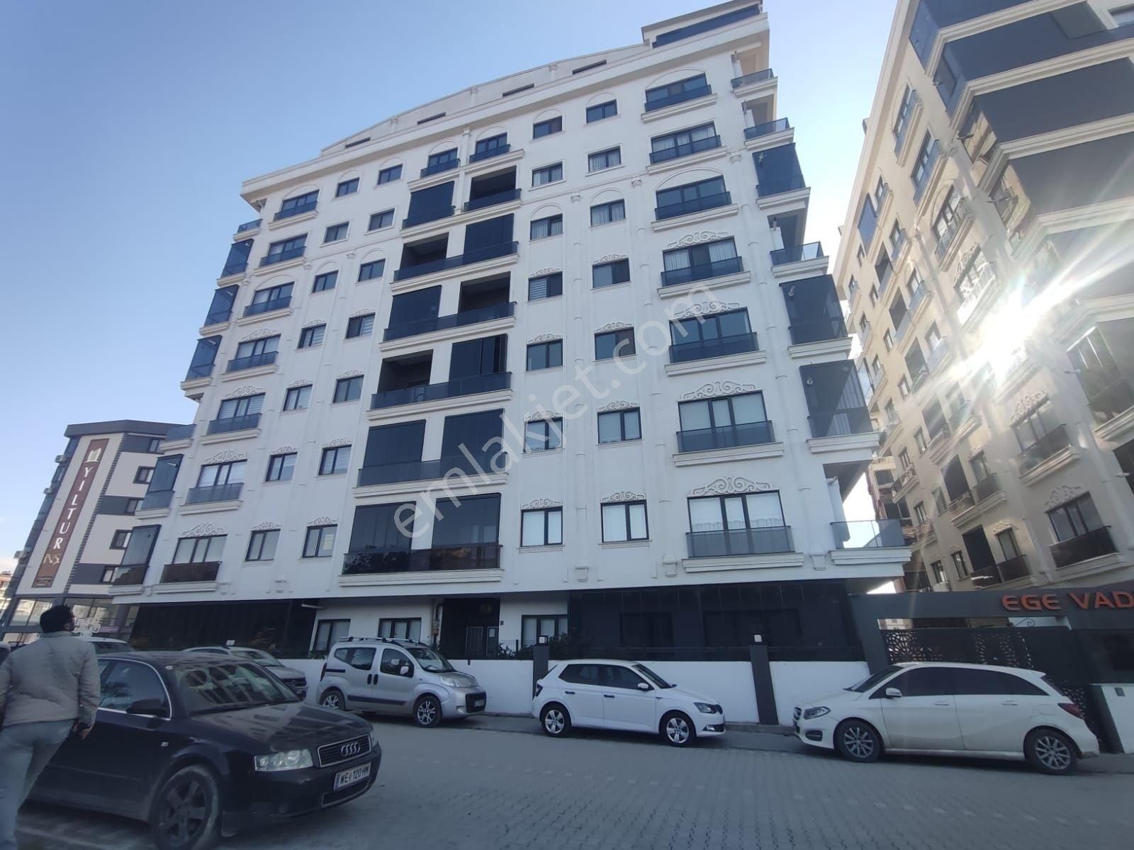 Edremit Kadıköy'de Mantıklı Takaslara Açık Havuzlu,kapalı Otoparklı Dubleks