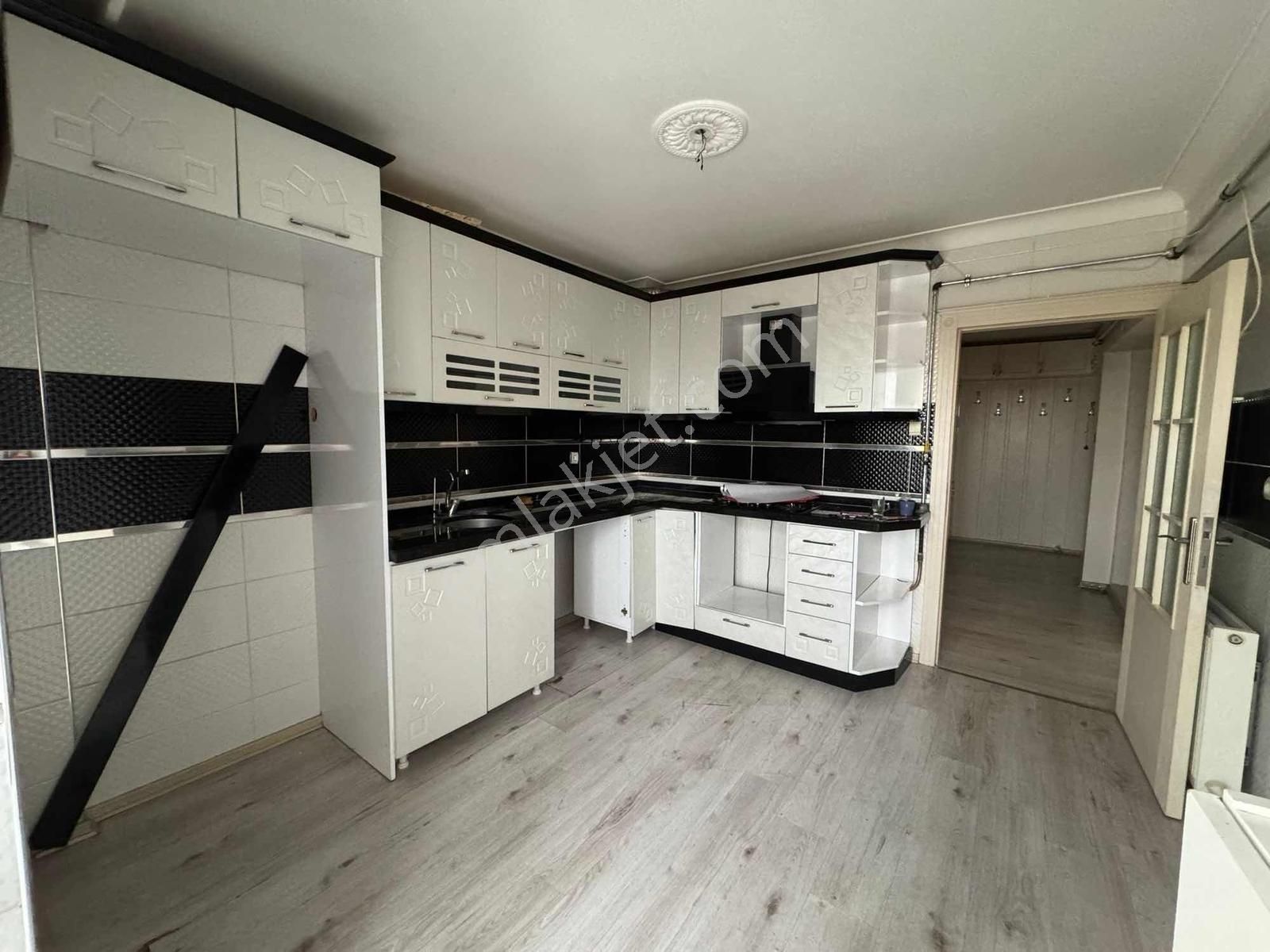 Lider Emlak'tan 1.kat Cd. Üstü Asansörlü Ön Cephe 3+1 120m2