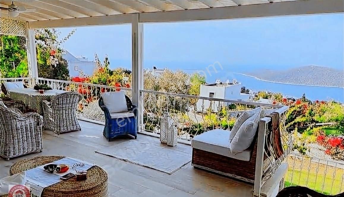 Bodrum'un En Prestijli Sitesi'nde 2 Plajlı,deniz Manzaralı Villa