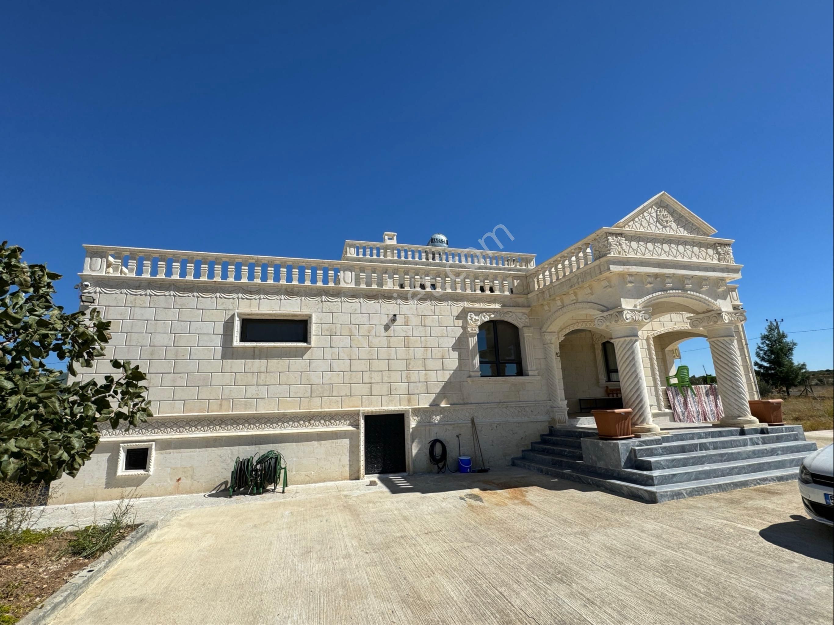 Gölpınar’da Ana Yola Sıfır Havuzlu Lüks Villa Eşyalı Satılık