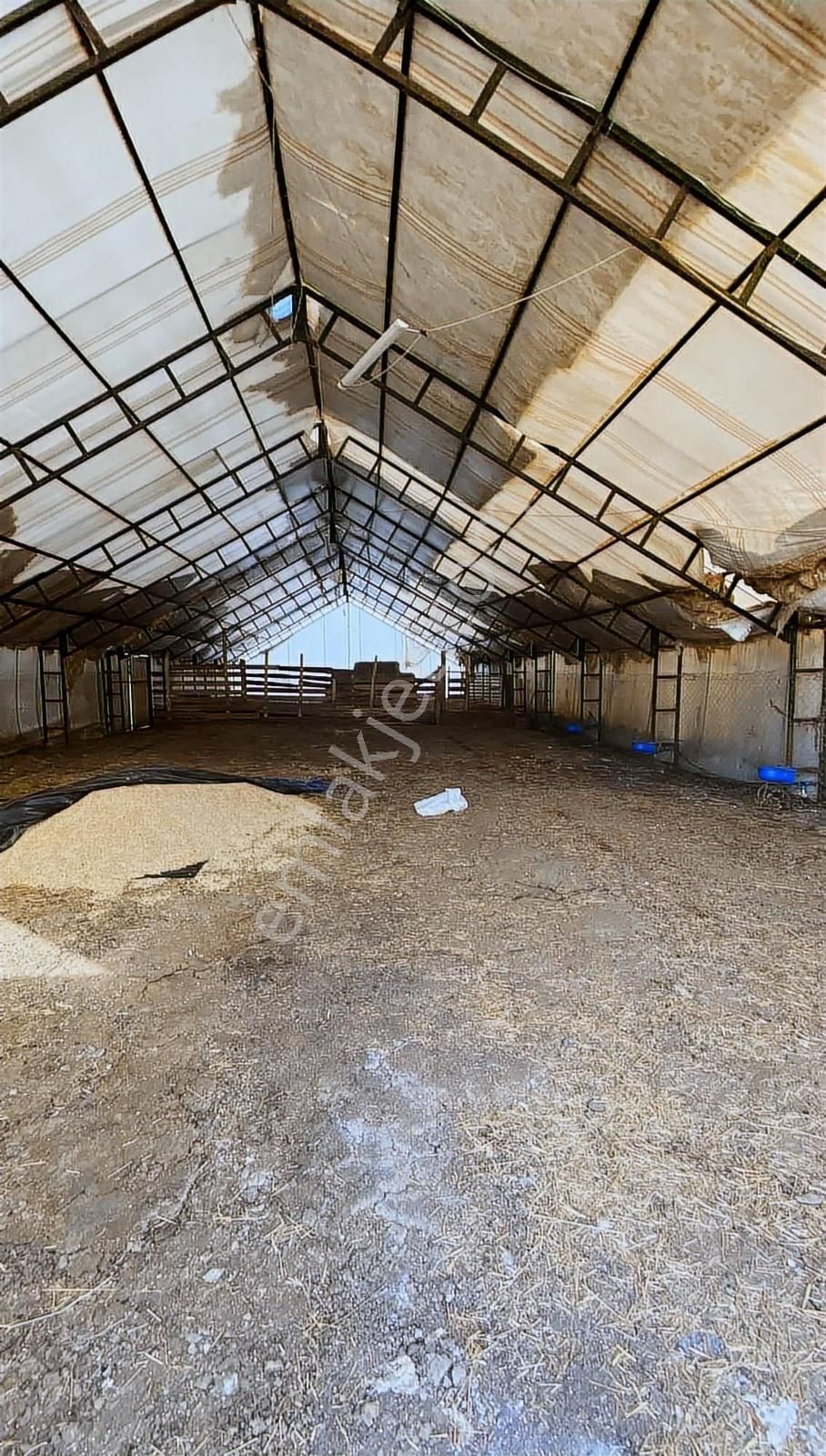 Satılık İki Katlı Çiftlik Evi, Ahırı Ve Arazisi - Görsel 4