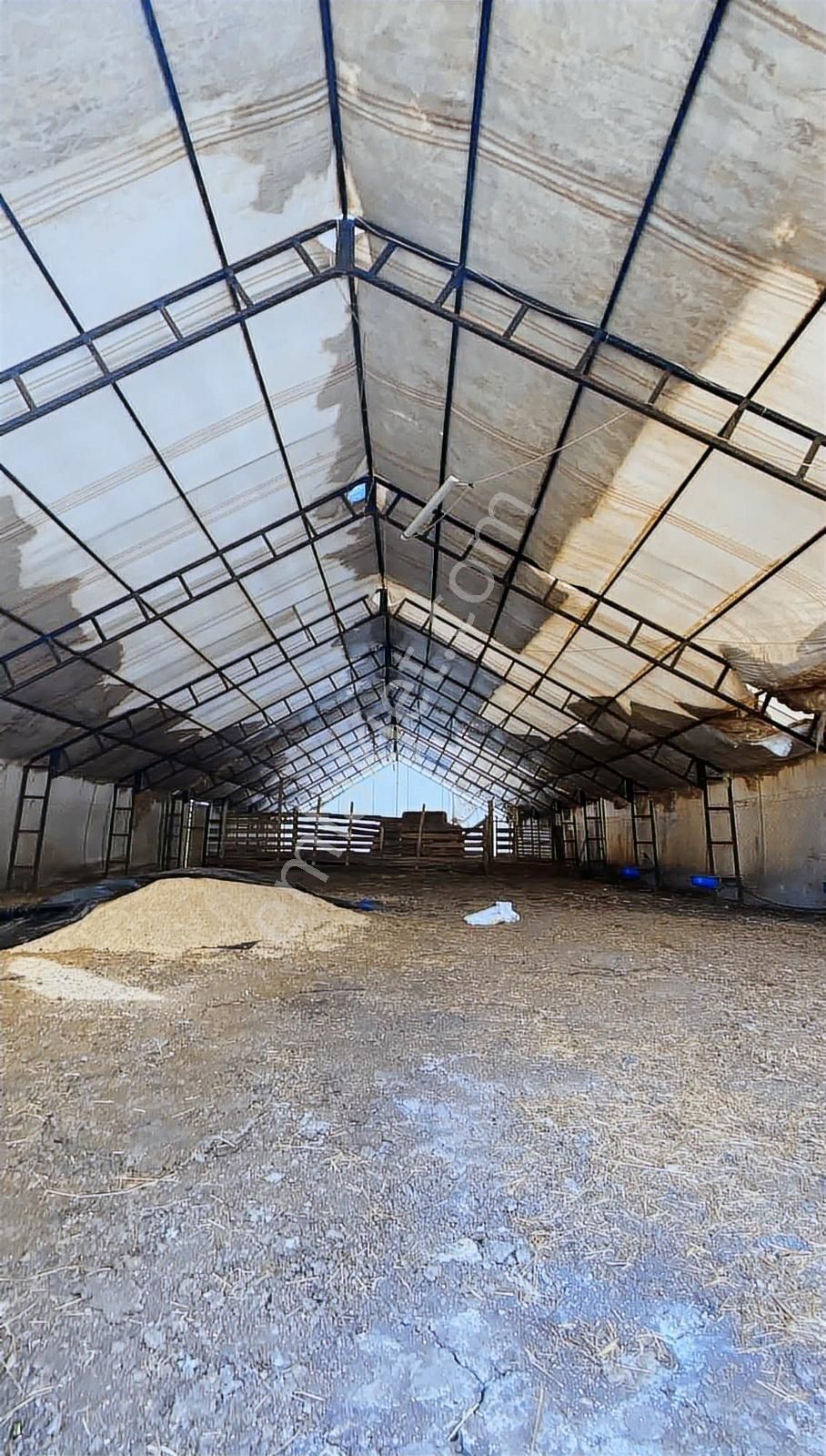 Satılık İki Katlı Çiftlik Evi, Ahırı Ve Arazisi - Görsel 3