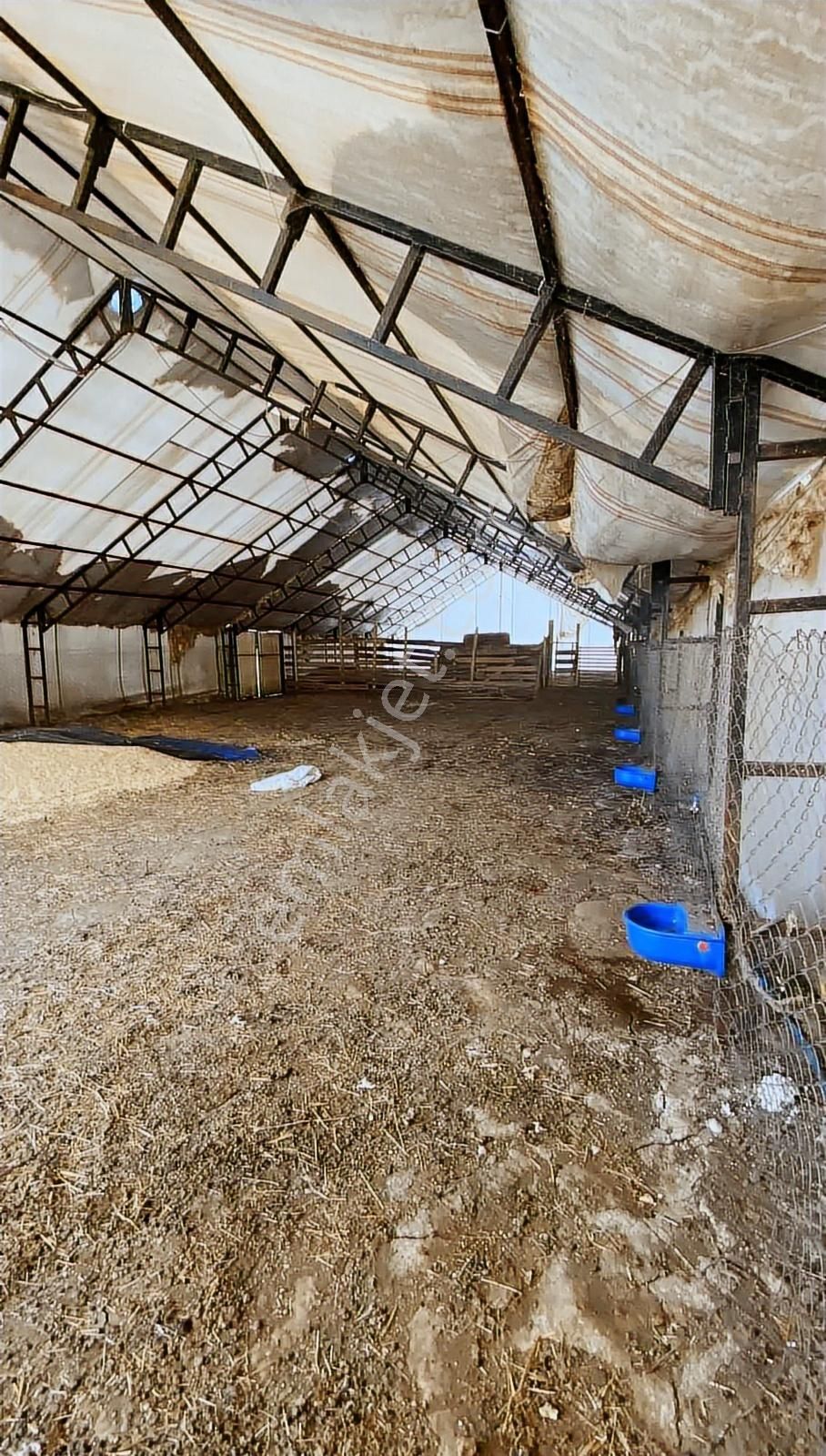 Satılık İki Katlı Çiftlik Evi, Ahırı Ve Arazisi - Görsel 2