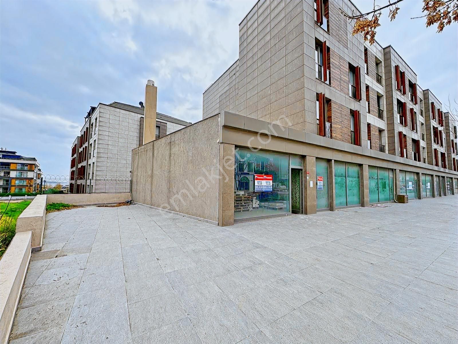 250 M2 Depolu Cadde Üzeri Köşe Cephe Satılık Dükkan