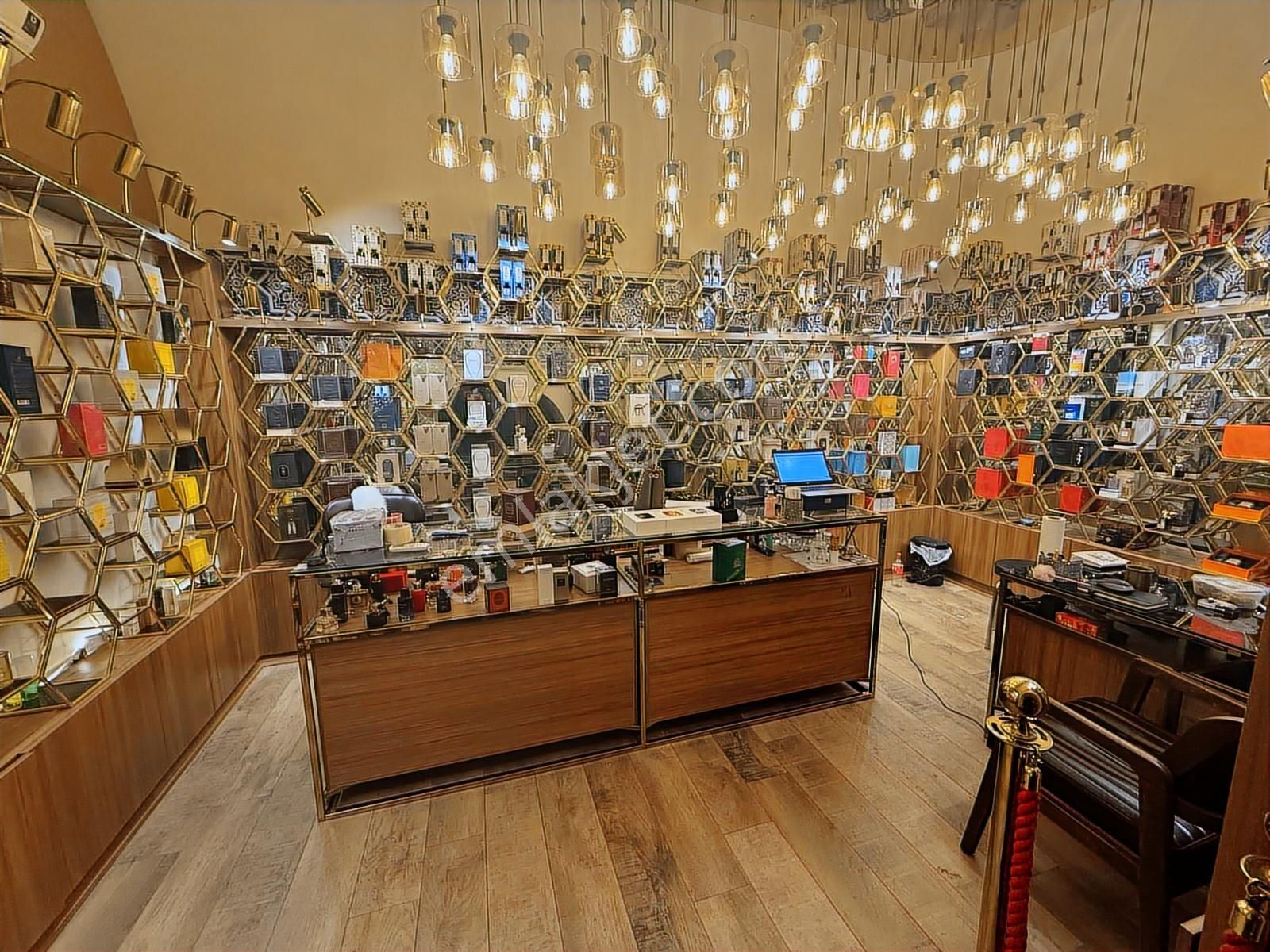 Devren Kiralık Lüks Parfümeri Dükkanı - Görsel 8