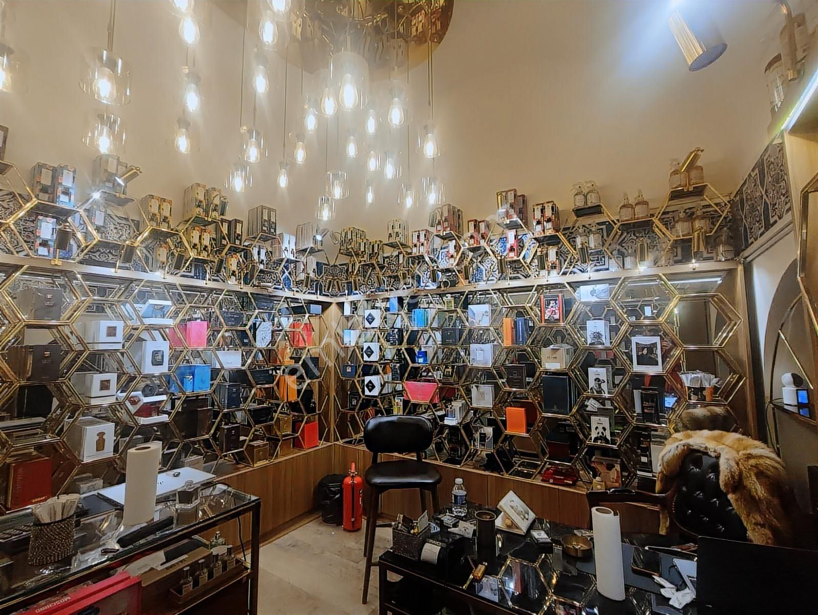 Devren Kiralık Lüks Parfümeri Dükkanı - Görsel 3