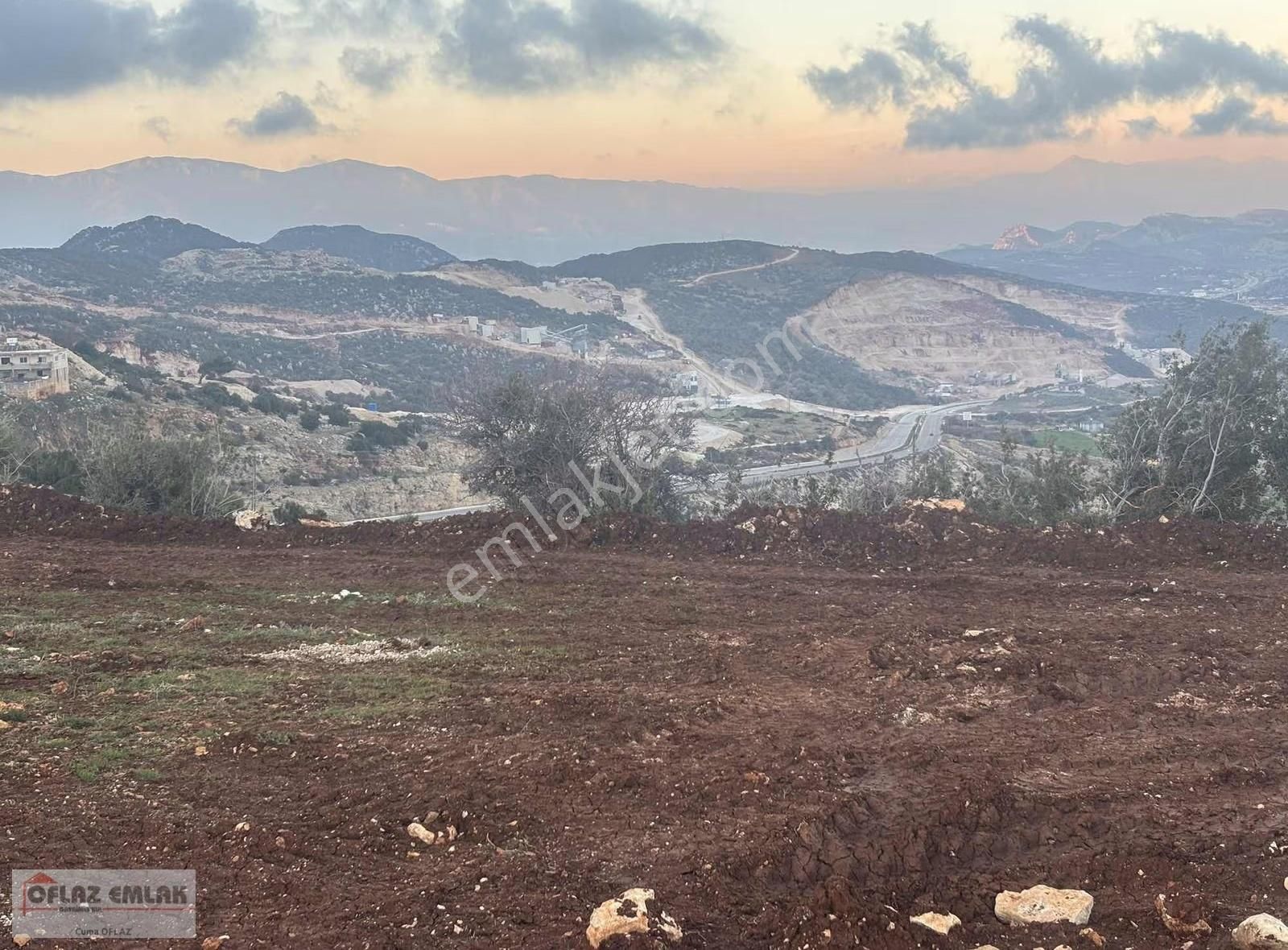 Oflaz Emlaktan Satılık Köşe Başı Önü Açık Villa Arsası