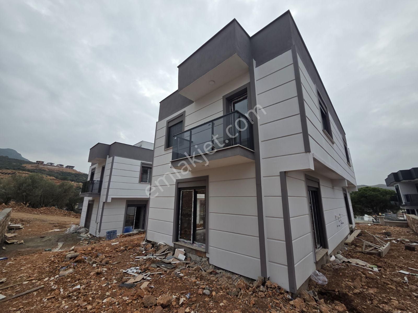 Yenifoça'da Müstakil Bahçeli Keyif Dolu Satılık Dubleks Villa