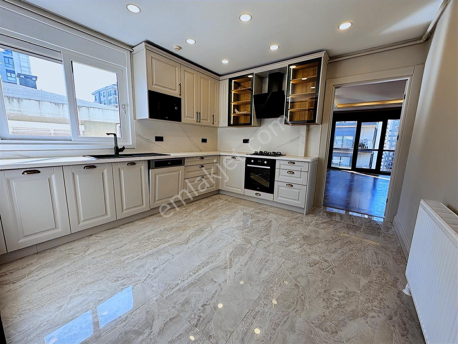 Göztepe'de 4+1 Net 175m2 Mimari Dekorlu Katta Tek Fırsat Daire - Görsel 25