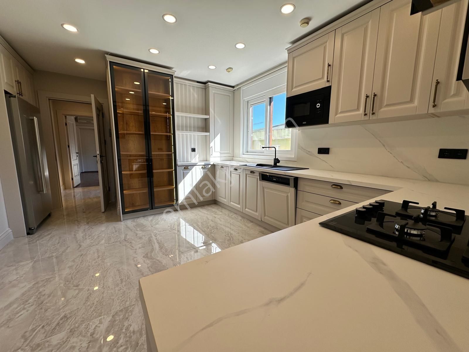 Göztepe'de 4+1 Net 175m2 Mimari Dekorlu Katta Tek Fırsat Daire - Görsel 24