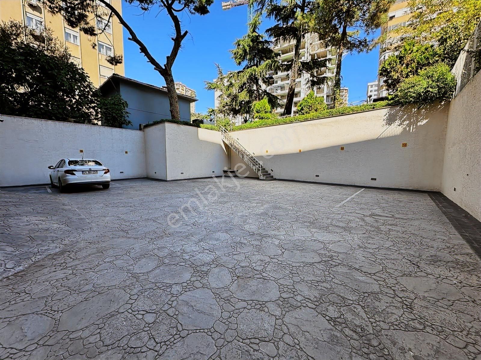 Göztepe'de 4+1 Net 175m2 Mimari Dekorlu Katta Tek Fırsat Daire - Görsel 11