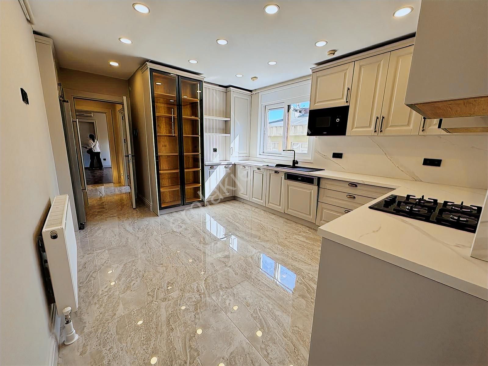 Göztepe'de 4+1 Net 175m2 Mimari Dekorlu Katta Tek Fırsat Daire - Görsel 15