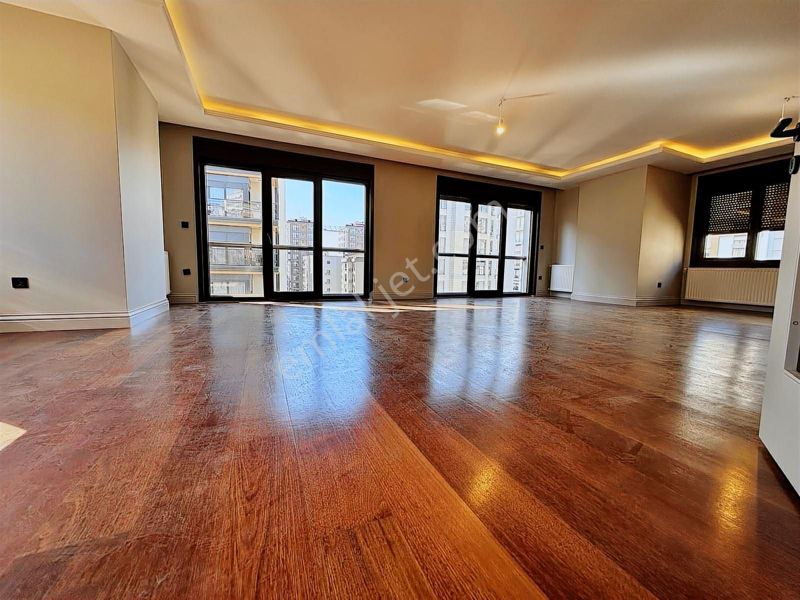 Göztepe'de 4+1 Net 175m2 Mimari Dekorlu Katta Tek Fırsat Daire - Görsel 22