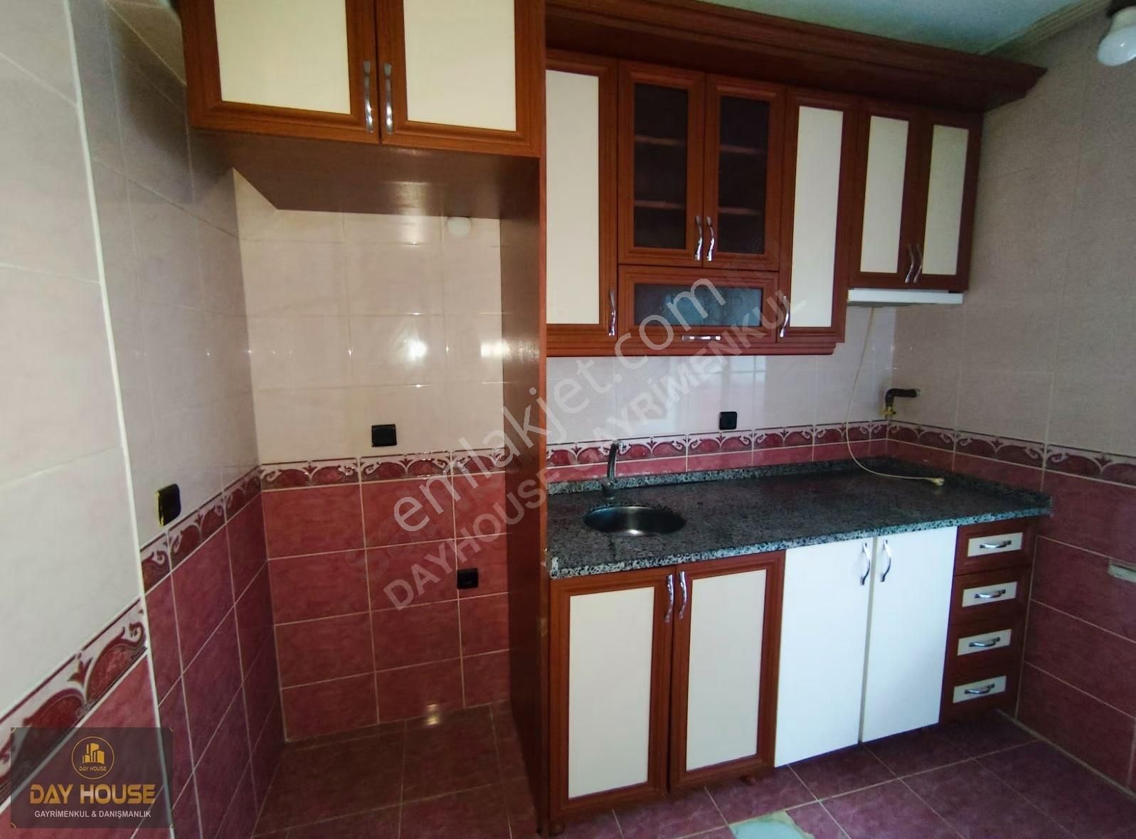 Zübeyde Hanım Mahallesi'nde Geniş Balkonlu Kullanışlı Daire - Görsel 9