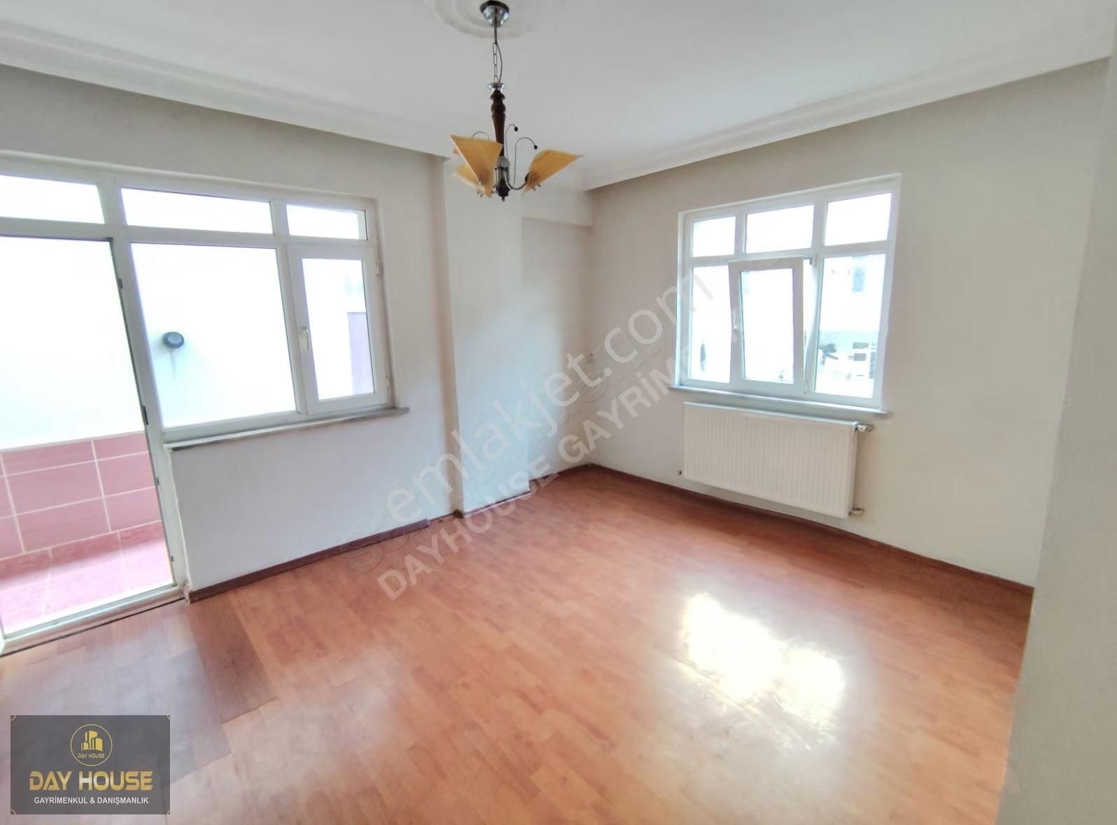 Zübeyde Hanım Mahallesi'nde Geniş Balkonlu Kullanışlı Daire