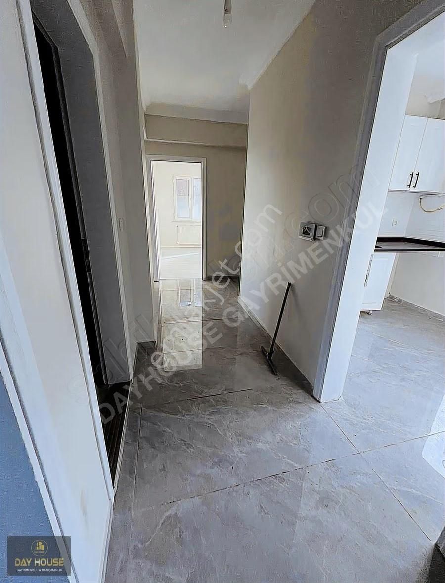 Day House'den Cadde Üzeri Yunusemre Mahallesi Ara Kat - Görsel 11