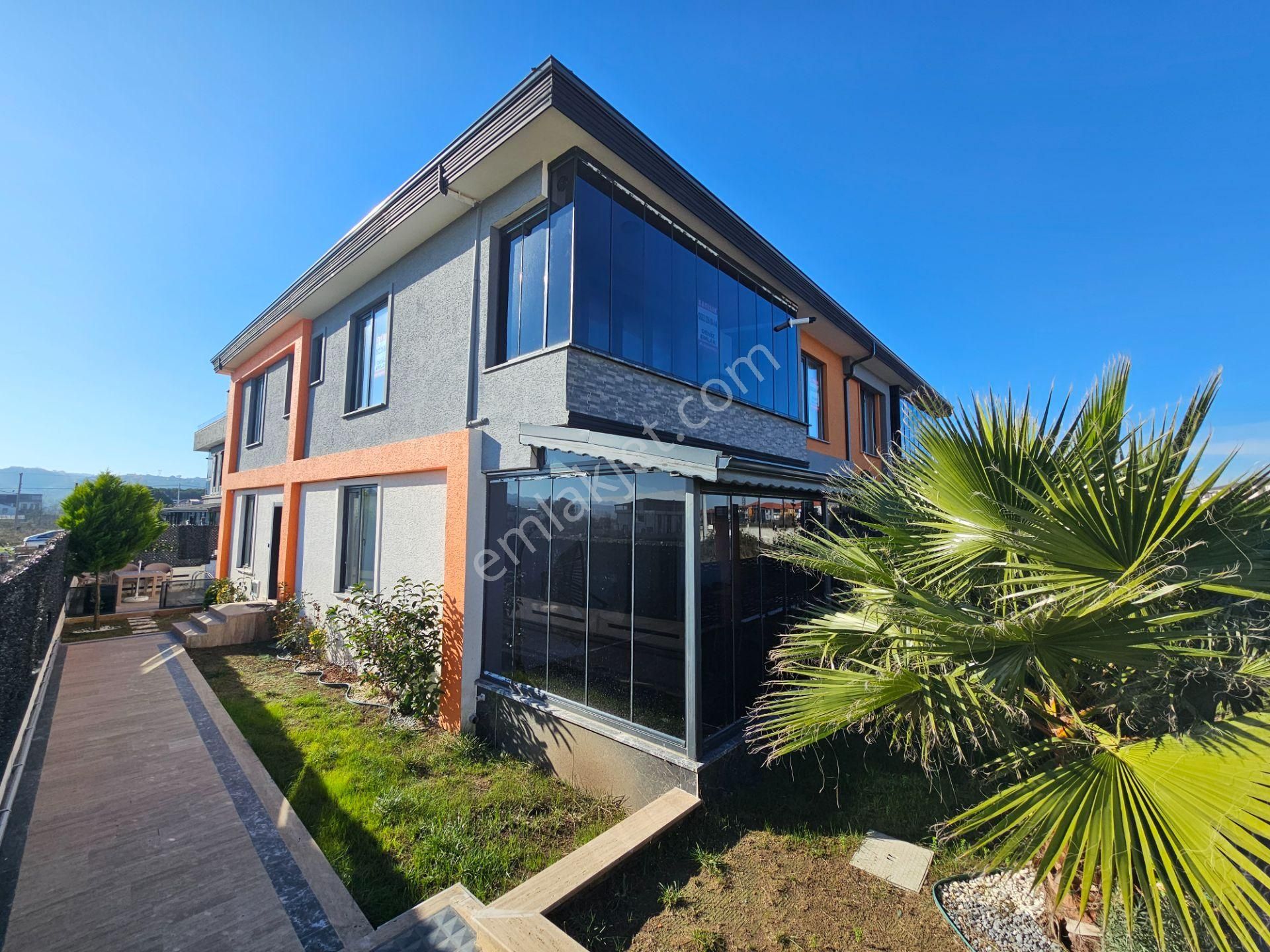 Deniz' Den Kocaali Sakarya'da 4+1 Havuzlu,sıfır Eşyalı , Ebeveyn Banyolu Villa-tanıtım Videolu