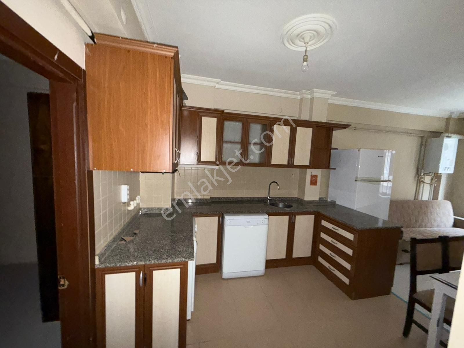 Şirintepe Mahallesinde Cadde Üstünde 1+1 Satılık Daire