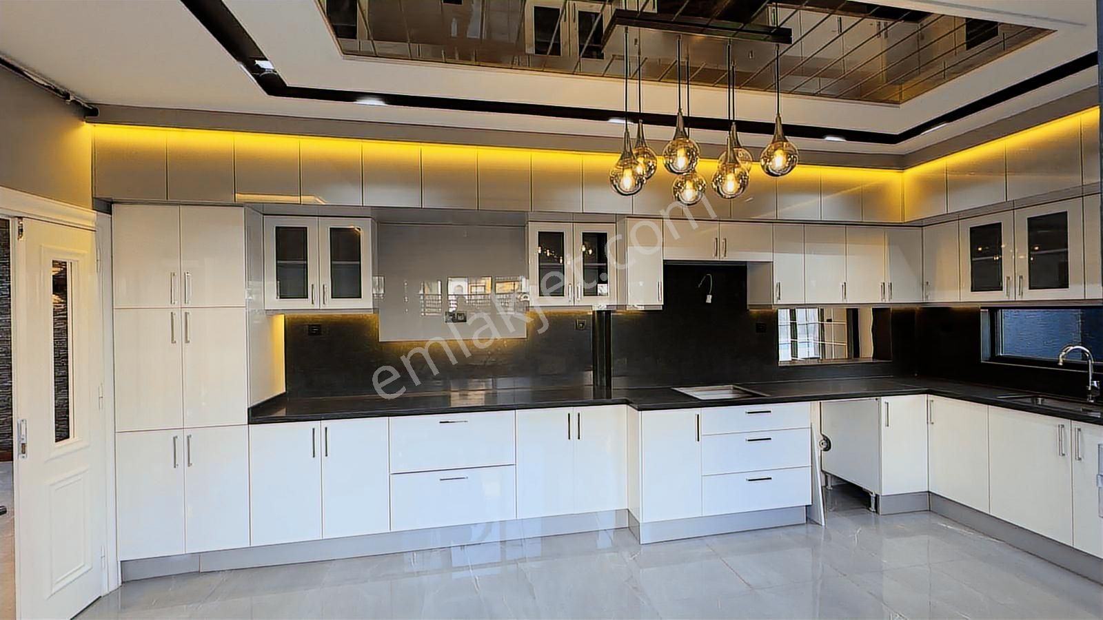 Beylikdüzü Takasa Uygun Havuzlu Bahçeli Satılık Villa