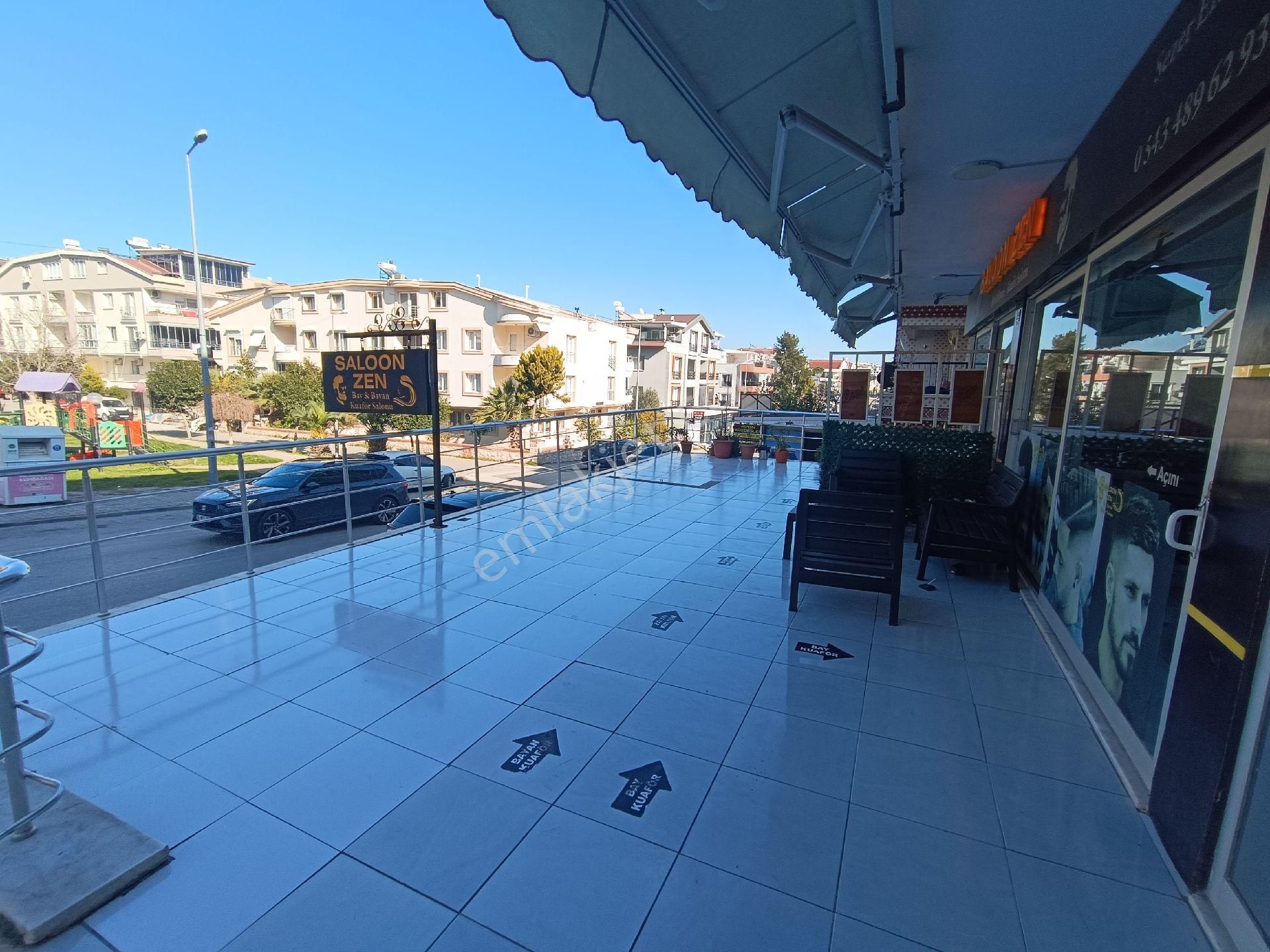 Cadde Cepheli Geniş Verandalı Dükkan