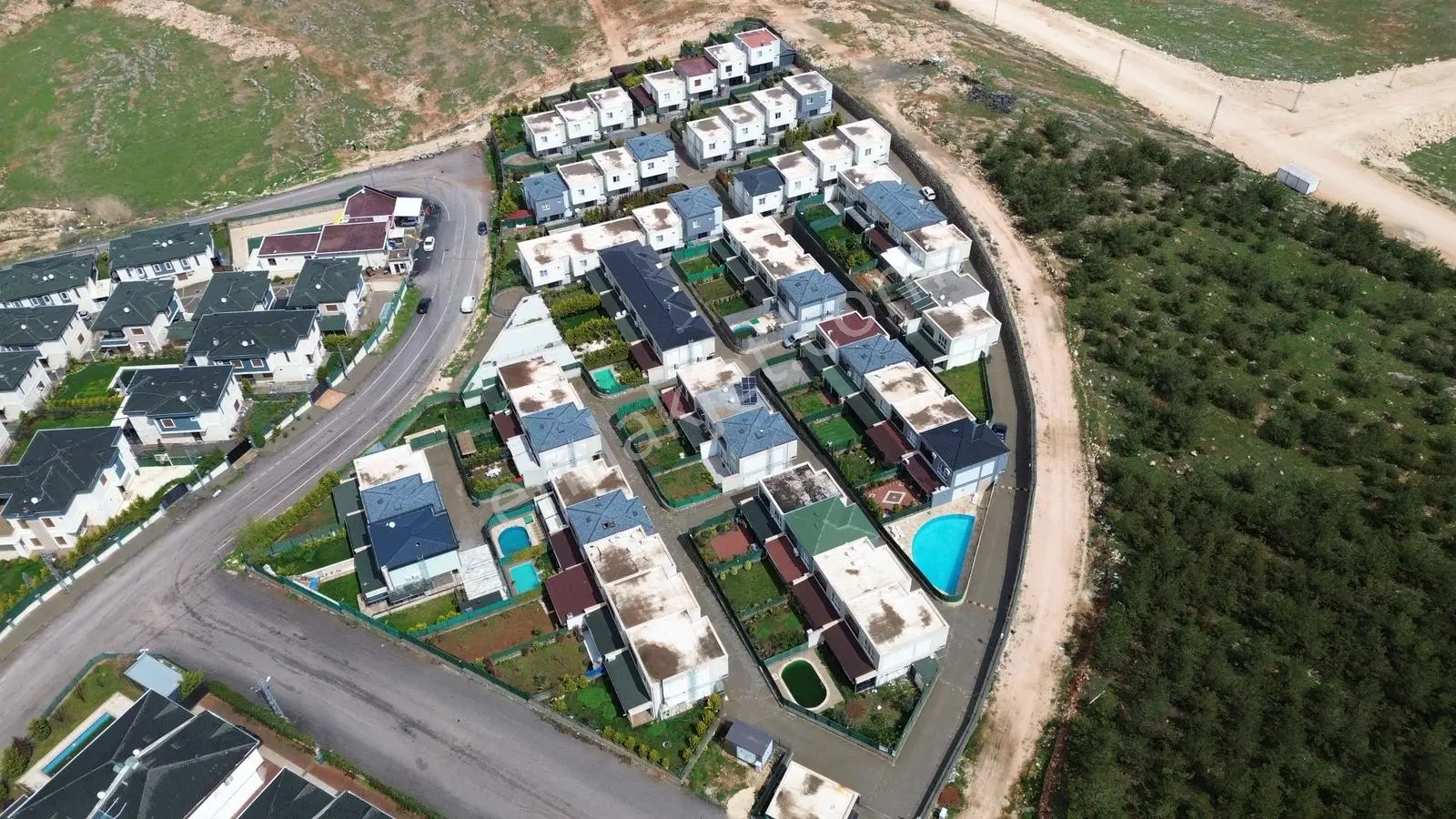 Z Group'dan Opet Petrol Arkasın'da Havuzlu Sitede 3+1 Villa
