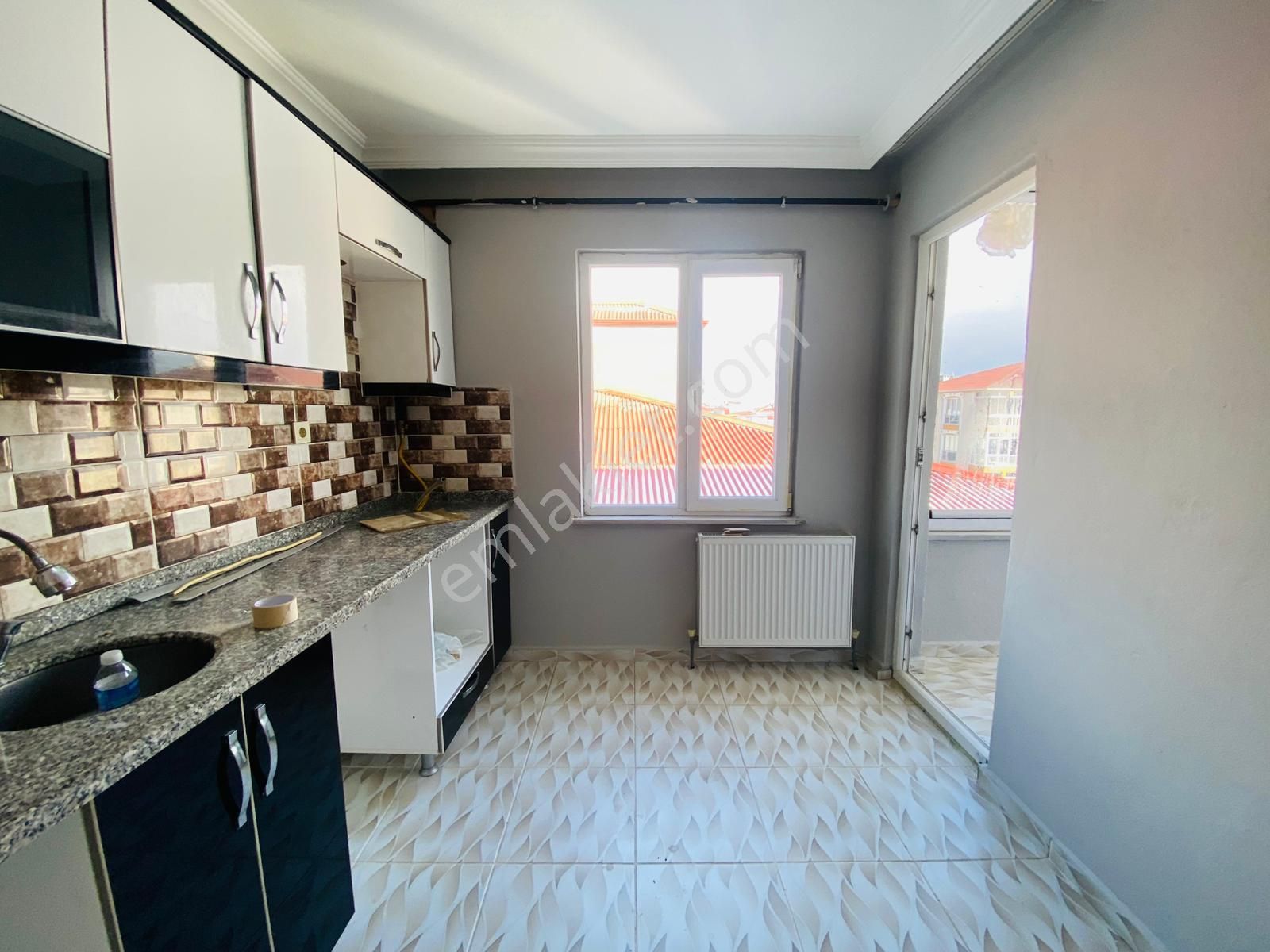 Güven'den Kapaklı'da Kombili,kapalı Cam Balkonlu Ön Cephe 2+1 Ev - Görsel 4