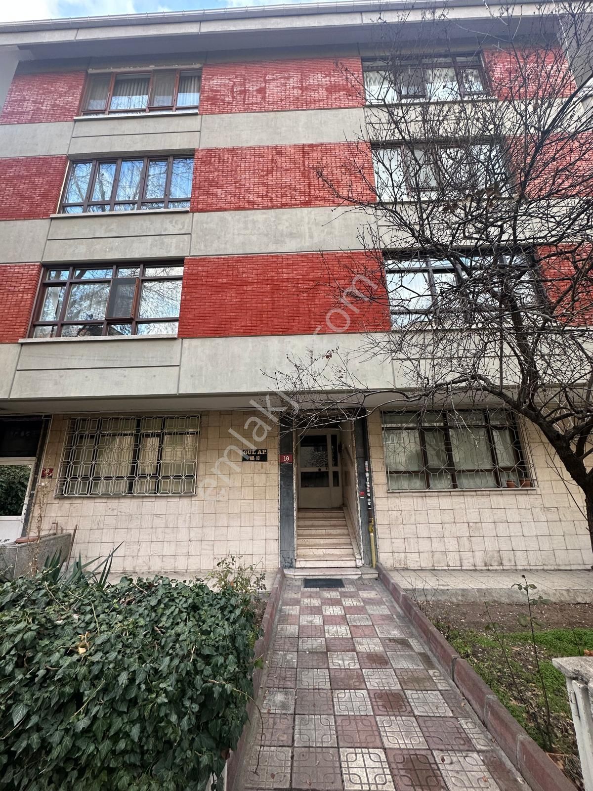 Beşevler Göbekde Metro Yakını 3+1 Orta Kat 130 M2 Kiralık Daire