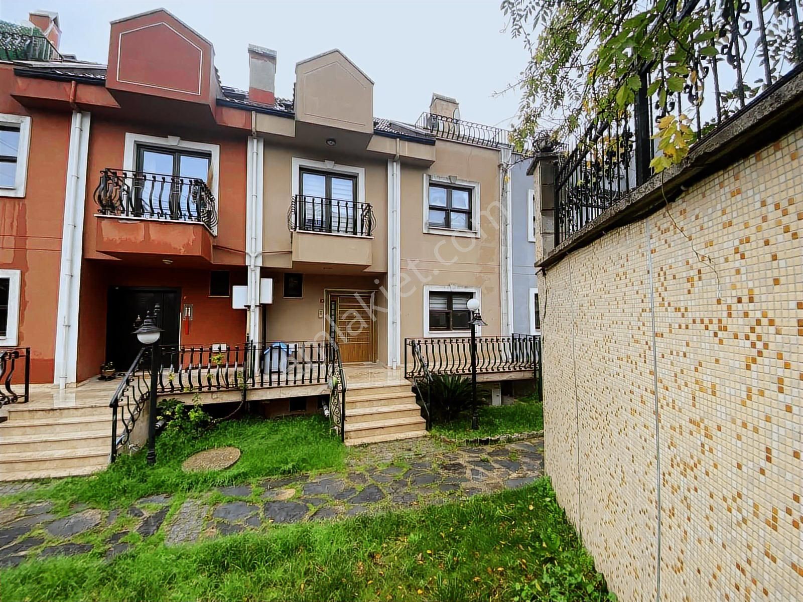 Bahçeşehir Ebruli Evleri'nde 5+2 Lüks Tasarımlı Satılık Villa