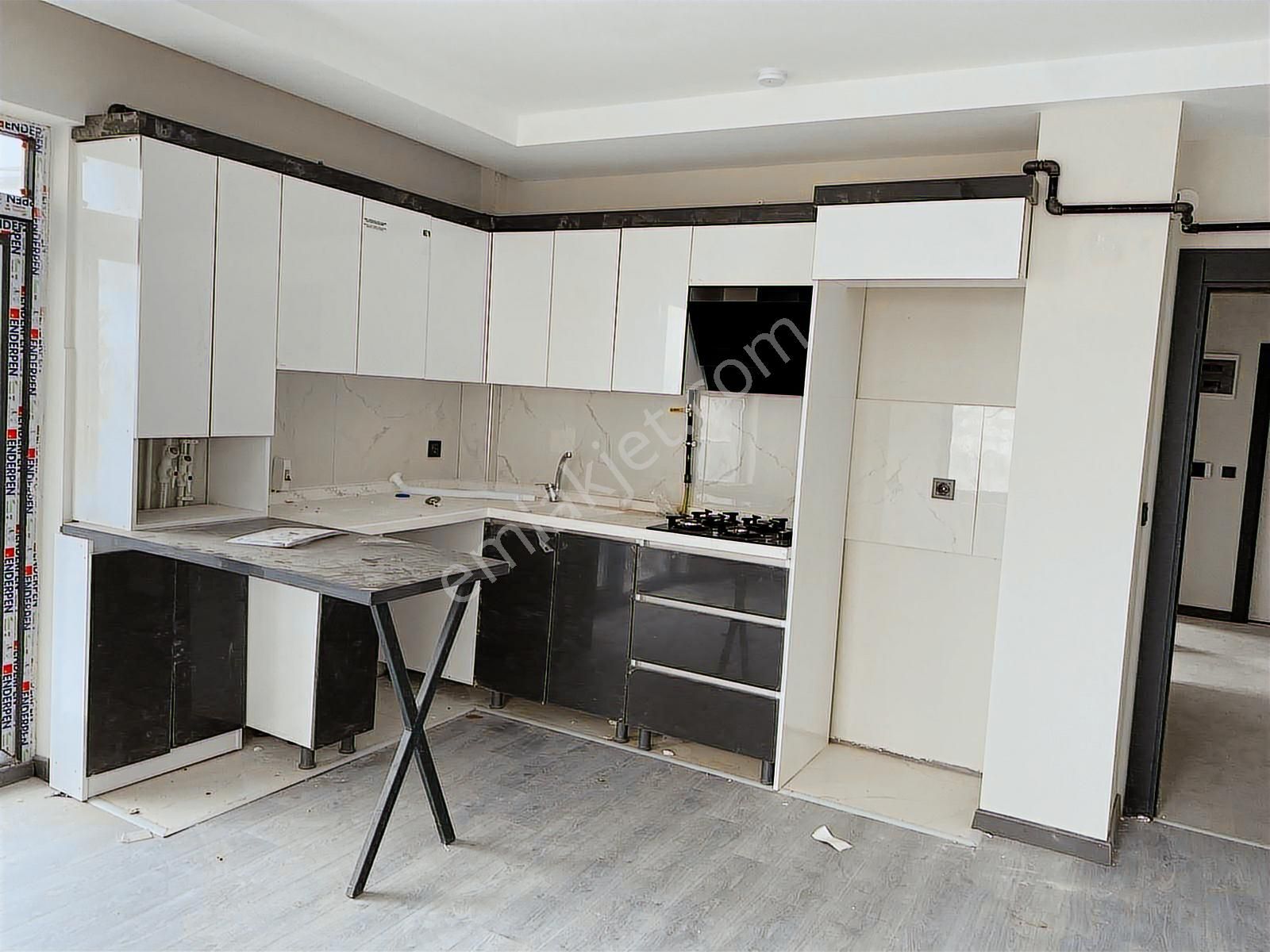 Esenboğa Mahallesinde Cadde'ye Yakın Satılık Daireler